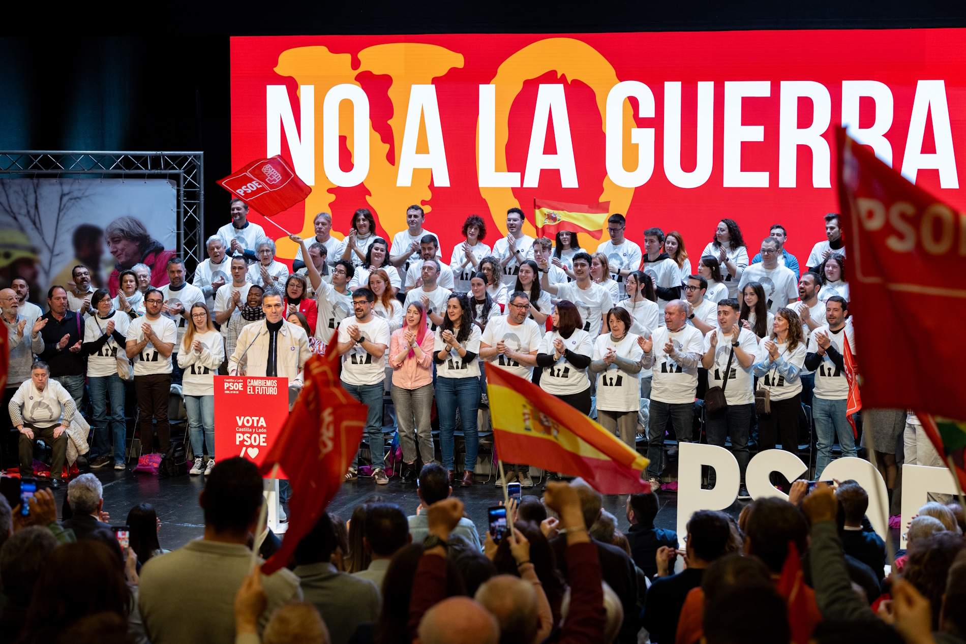 Pedro Sánchez en el míting de Sòria, davant del cartell del 'No a la guerra' (ACN)