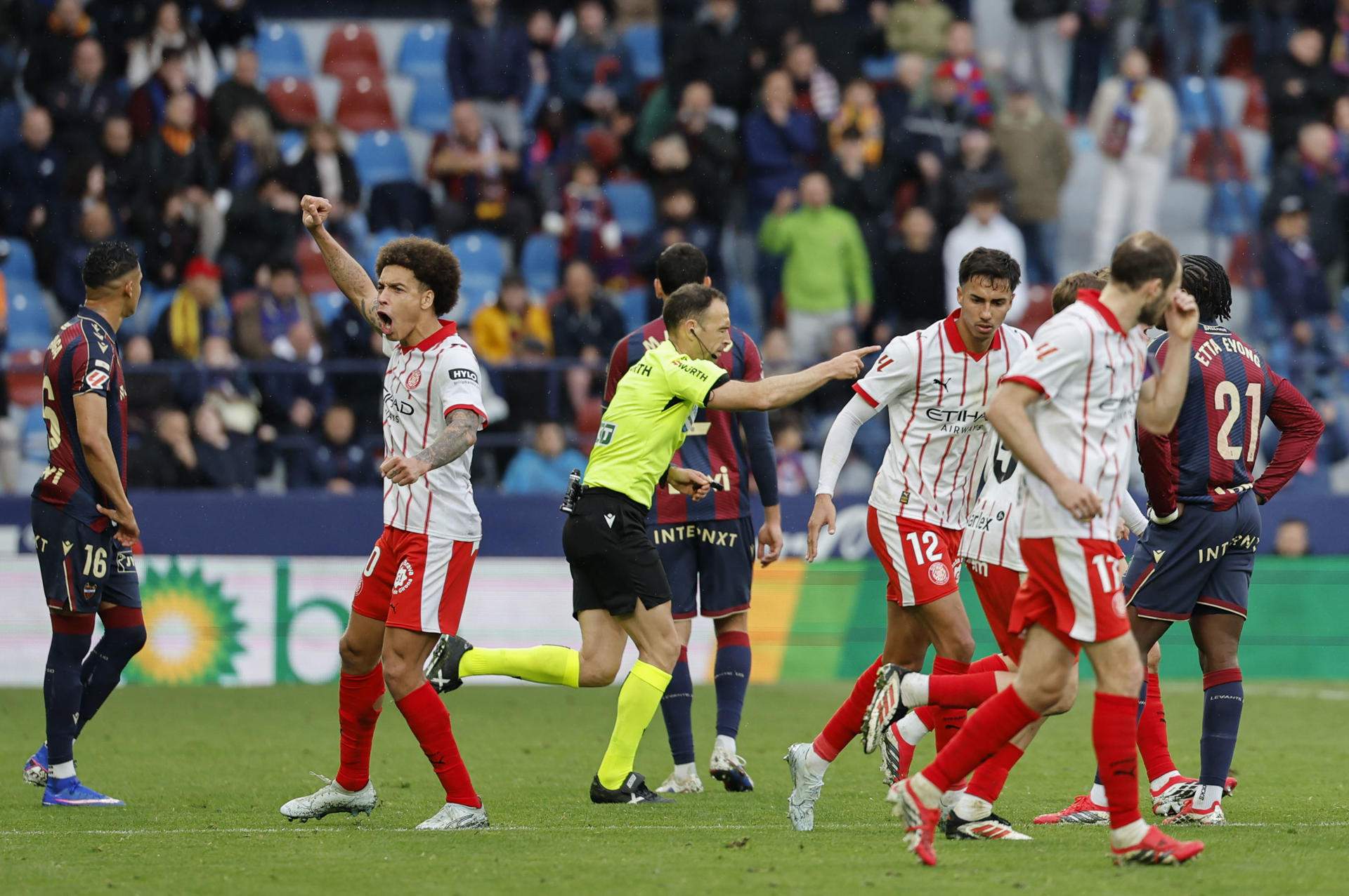 El Girona suma un punt contra el Llevant gràcies al gol agònic de Joel Roca (1-1)
