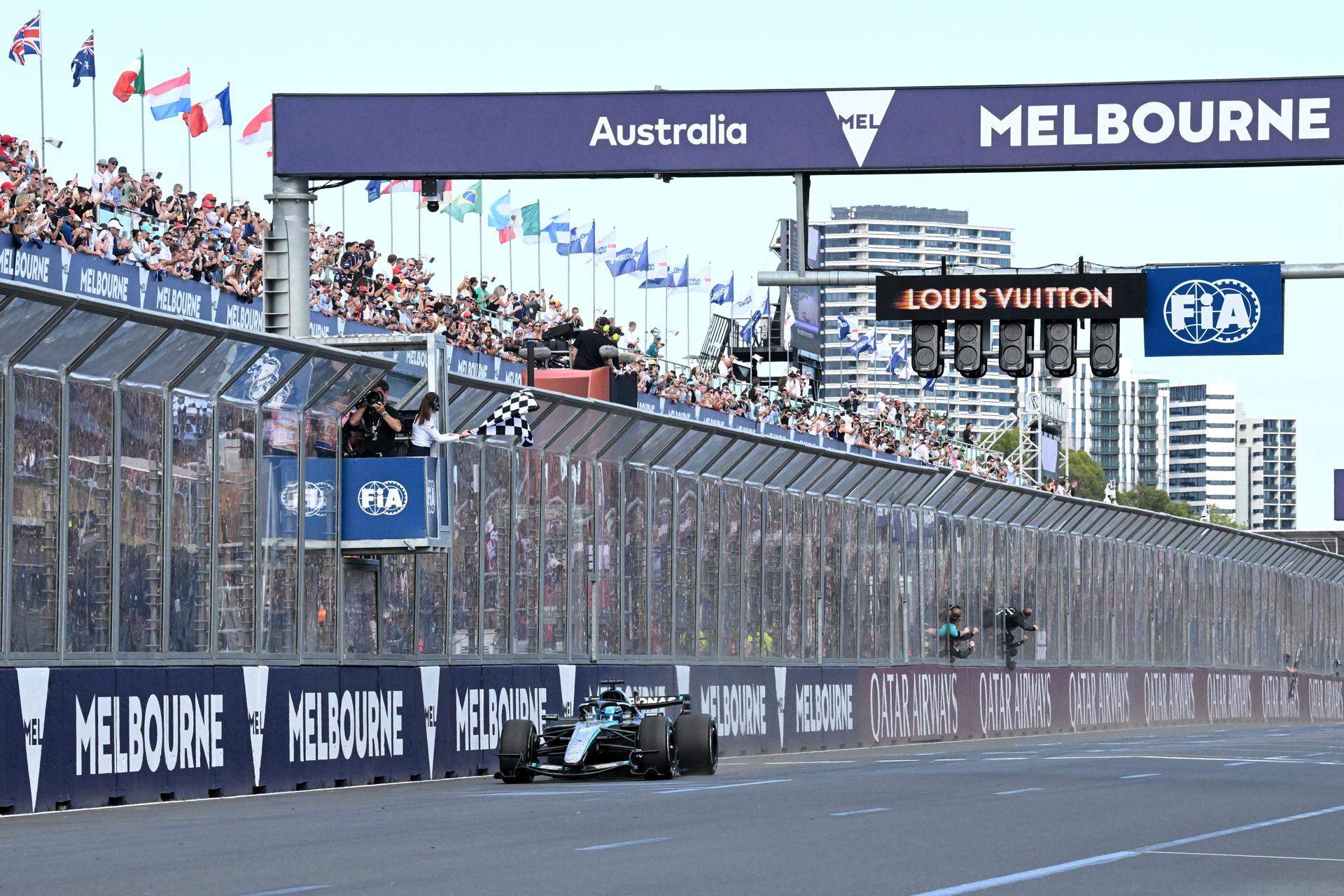 Russell lidera el doblete de Mercedes en Australia en una carrera amarga para Alonso