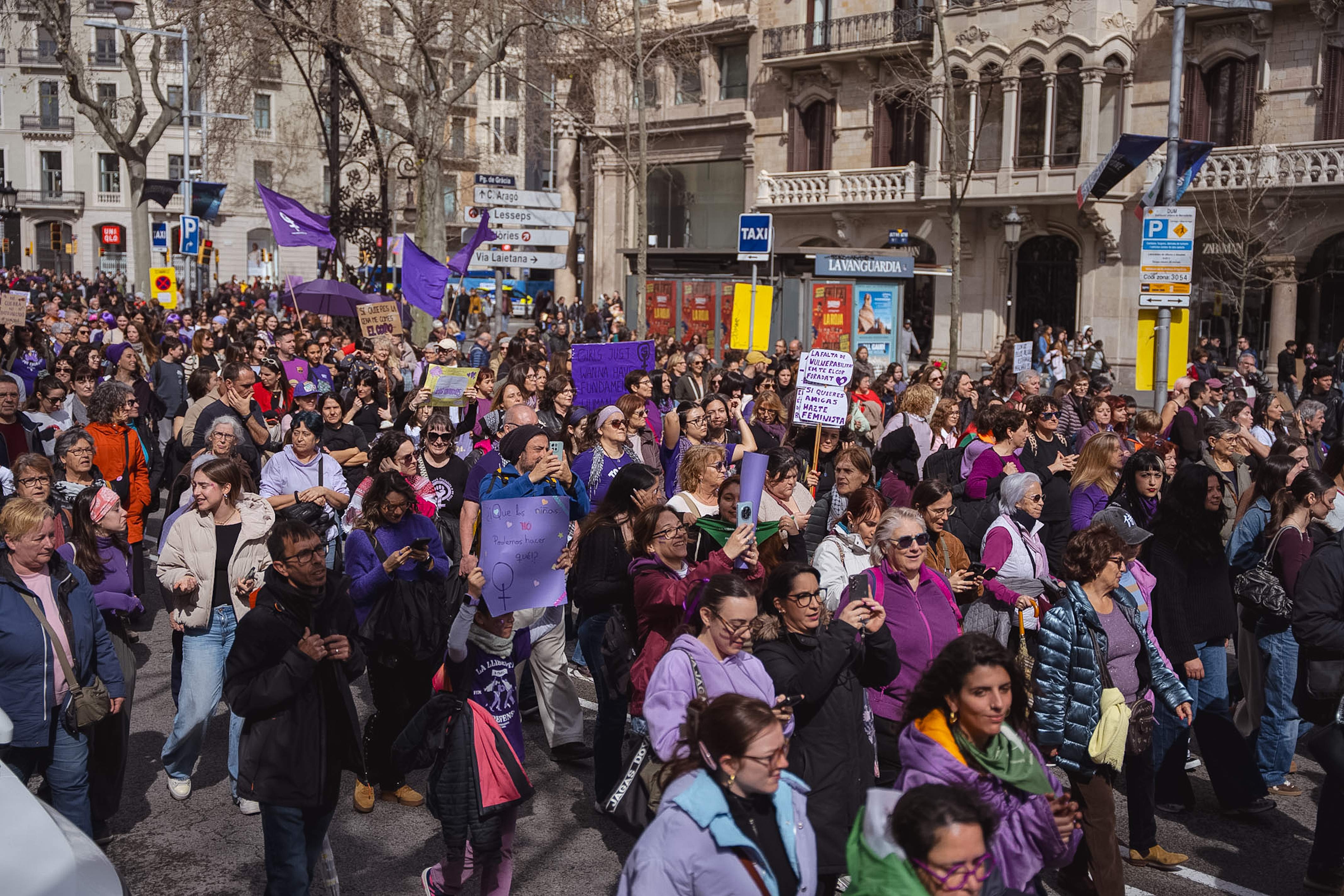 Miles de mujeres toman la calle por el 8M para defender el feminismo ante la ola reaccionaria