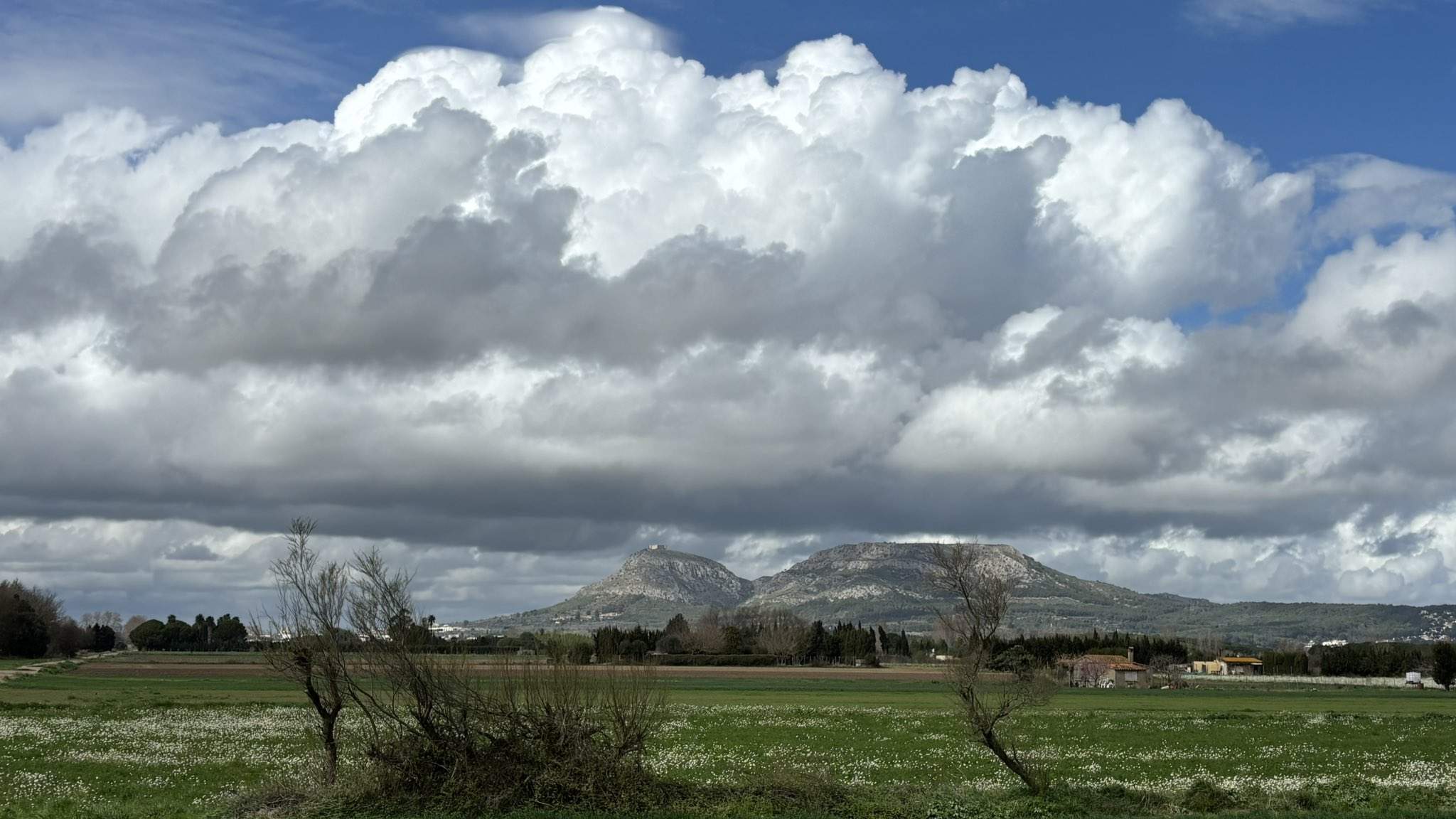 La pluja no marxa de Catalunya: arriba una nova borrasca amb grans nuvolades i xàfecs de tarda