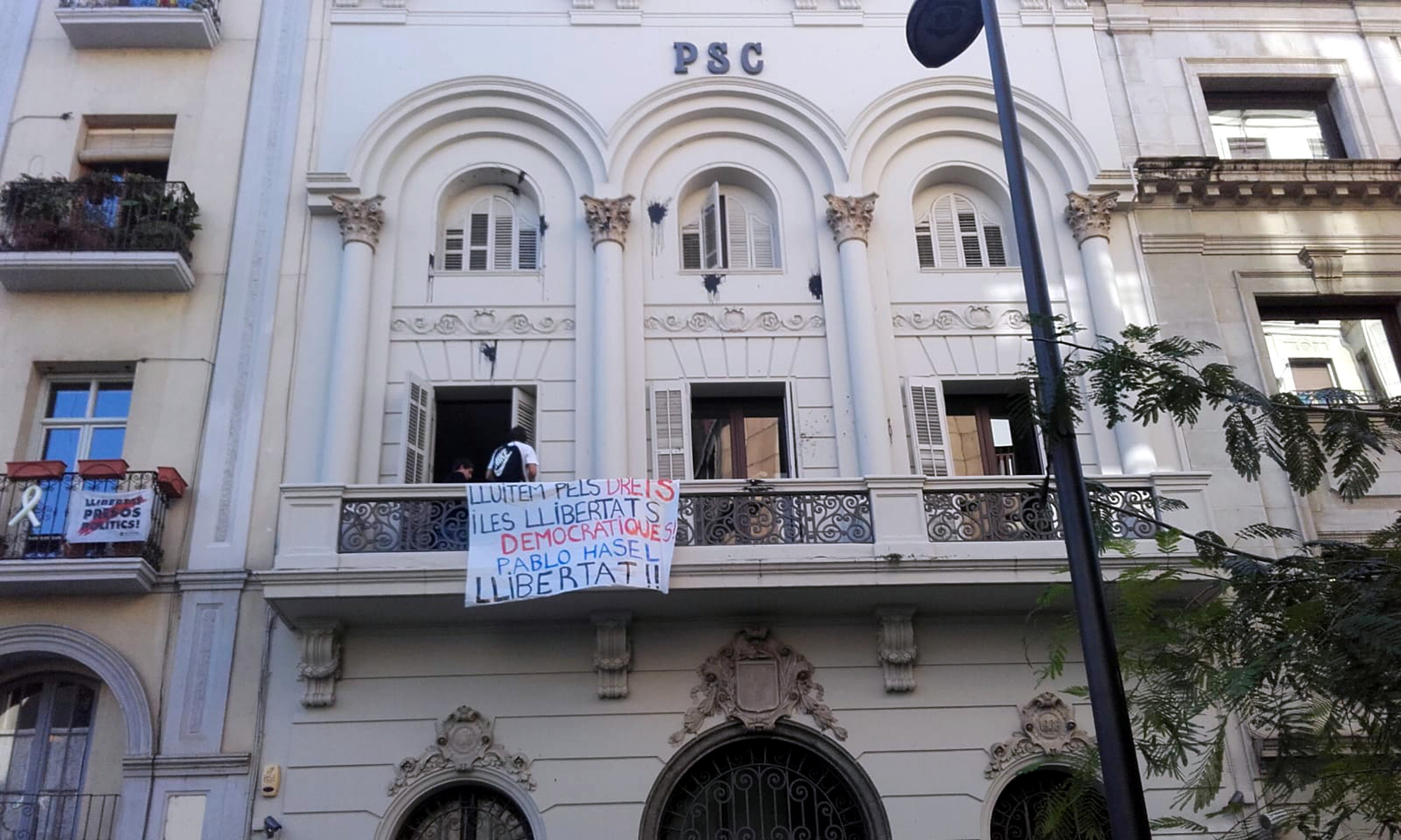 Irrumpen en la sede del PSC de Lleida y colocan una pancarta por el rapero Hasél
