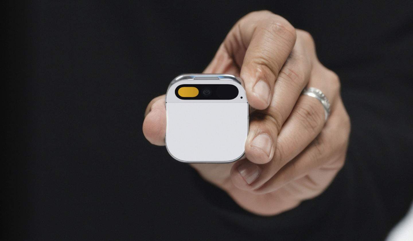 Ai Pin, el peculiar dispositiu creat per un extreballador d'Apple ja és a la venda