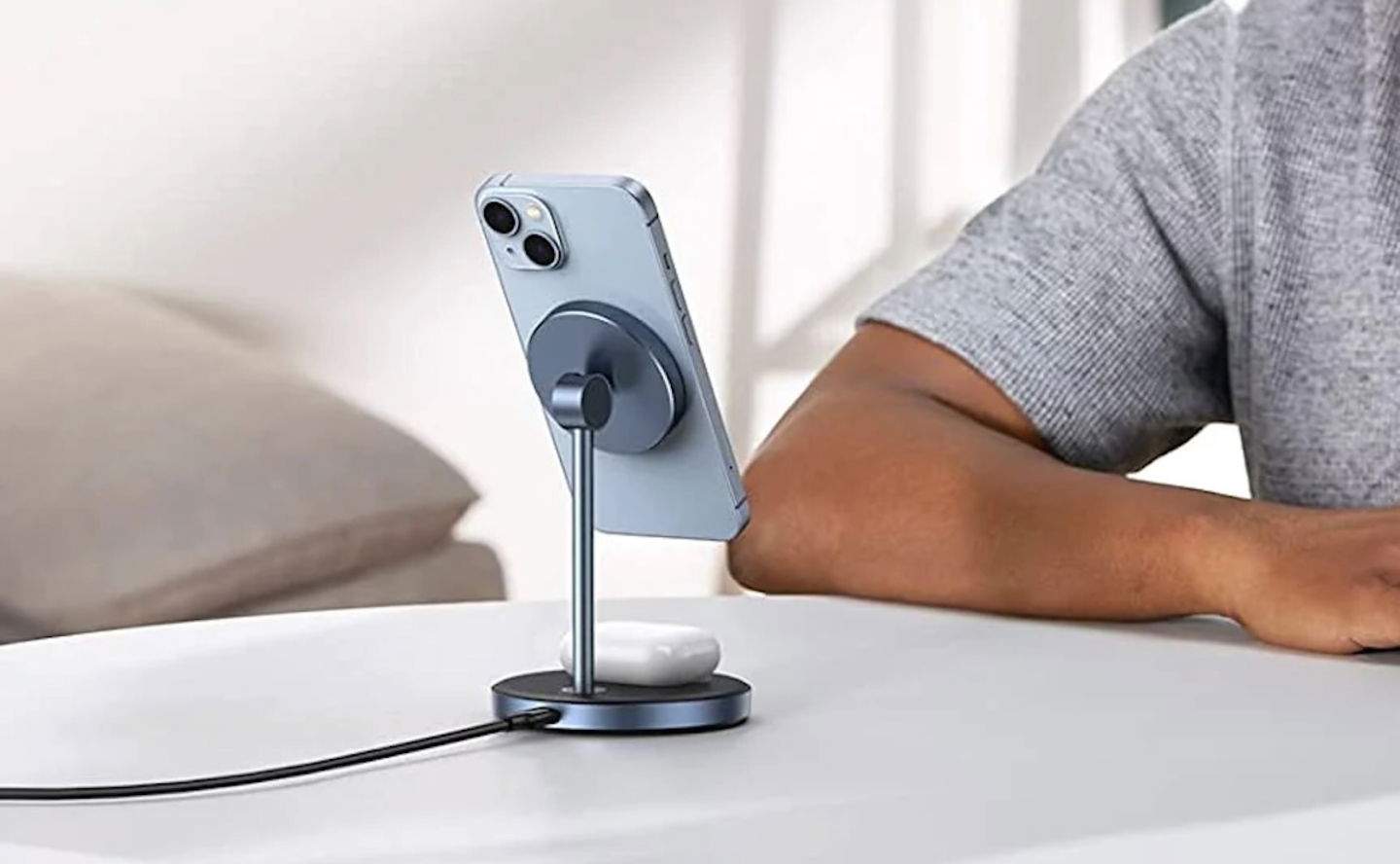 Esta elegante base de carga inalámbrica de UGREEN es ideal para tu mesita de noche