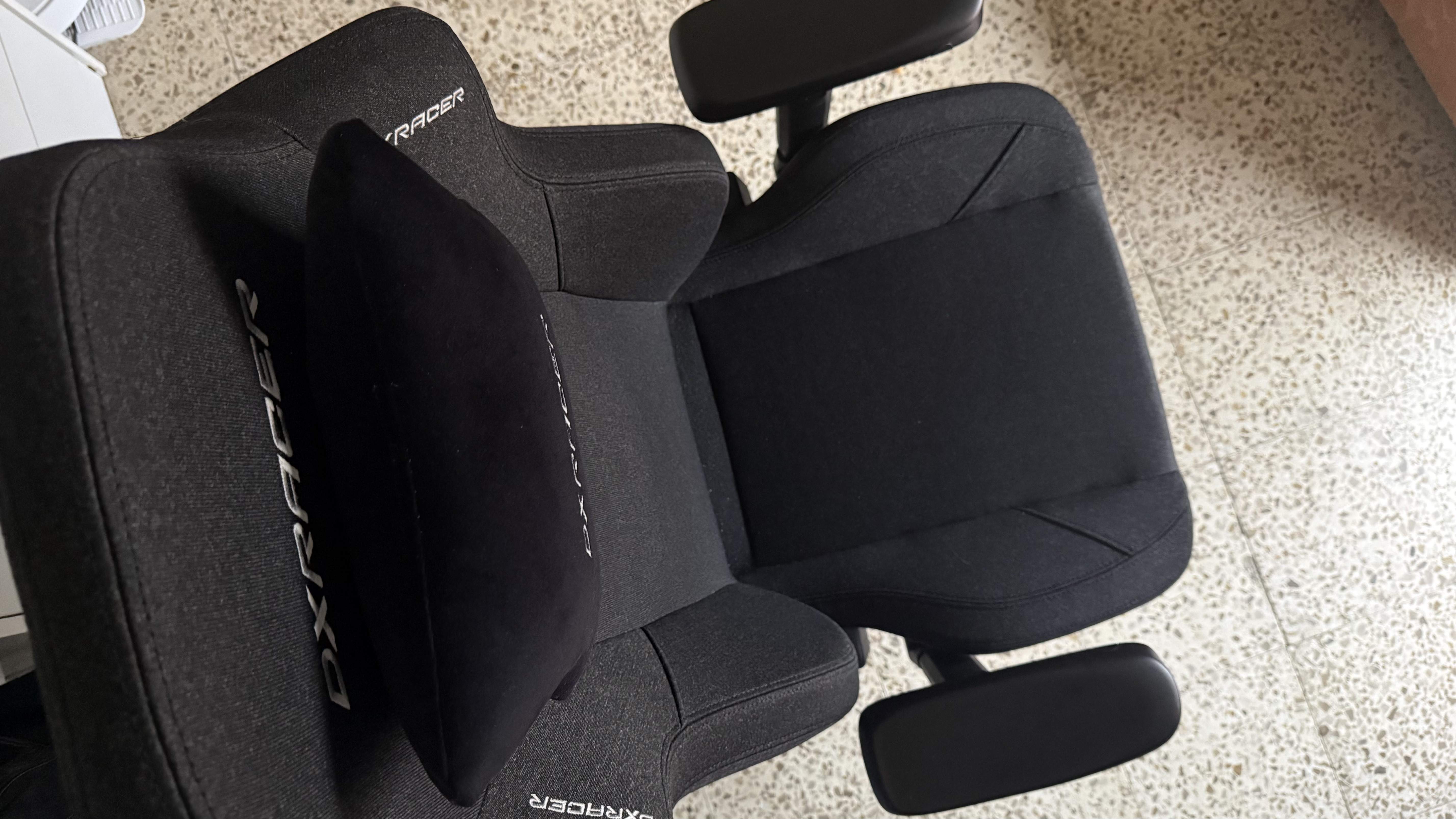 És una cadira gaming fabricada amb materials d'alta qualitat