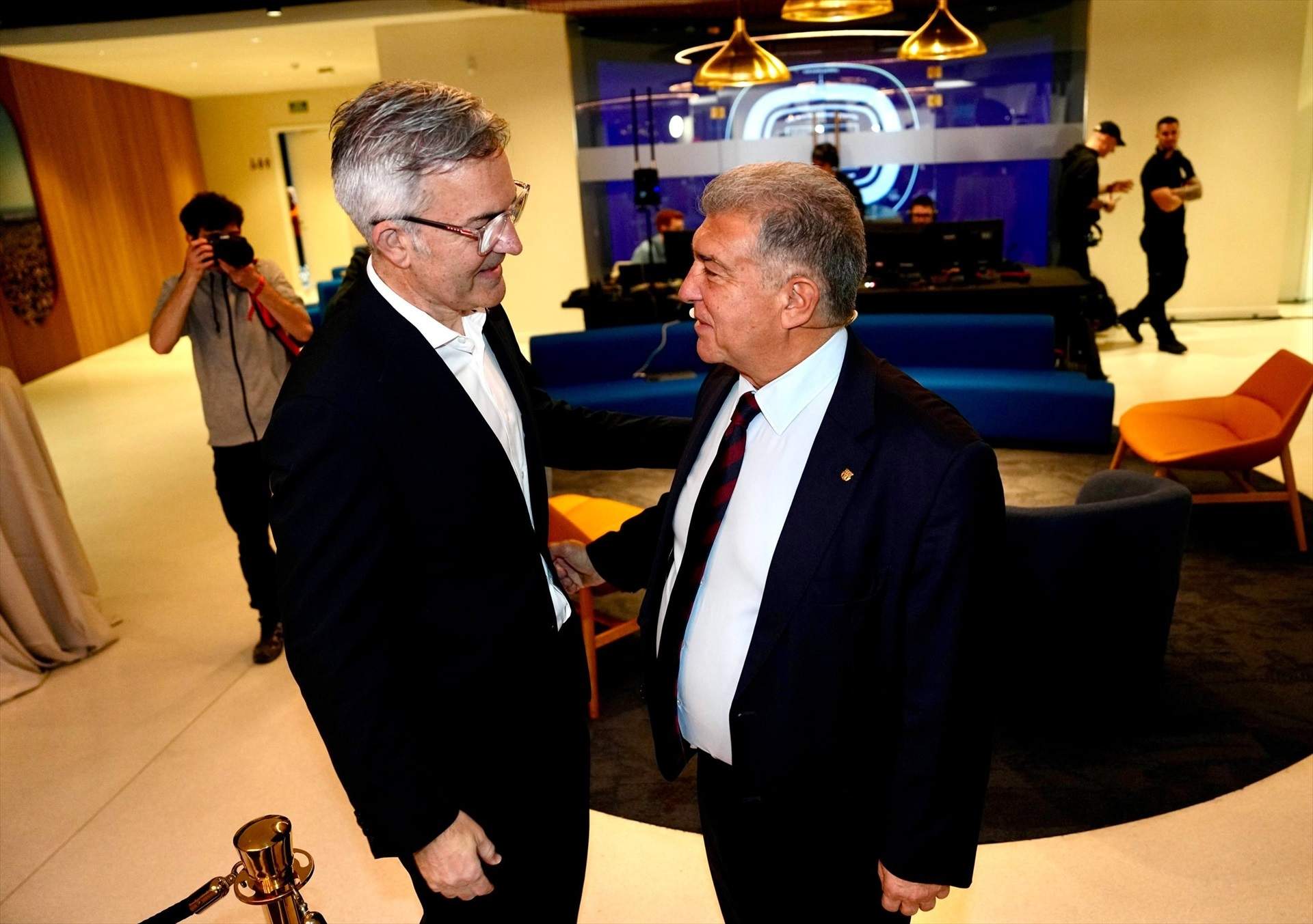 La tensión se apodera de un primer cara a cara entre Laporta y Font convertido en un intercambio de golpes