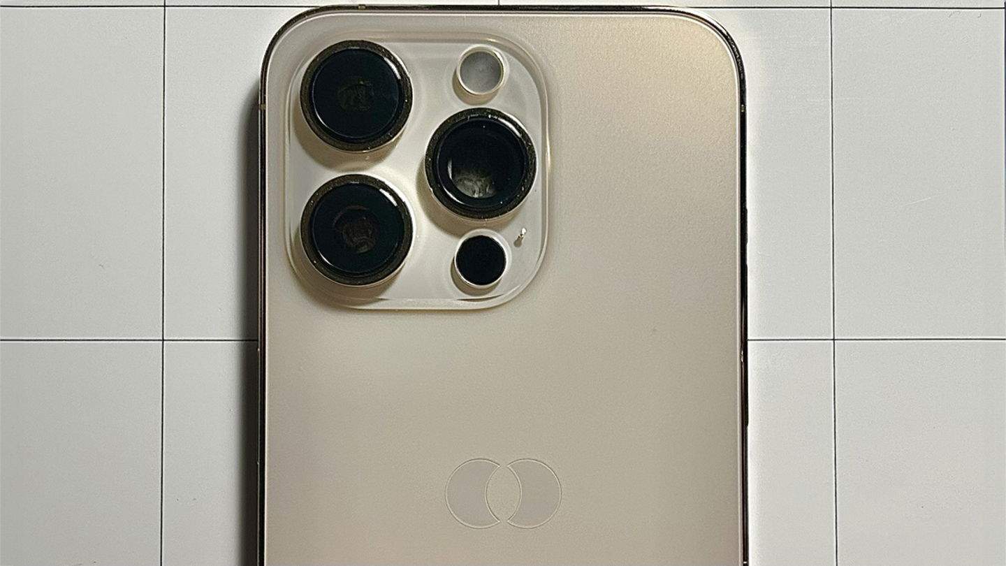 Aquest iPhone té un estrany logotip a la poma d'Apple. És un prototip encara més estrany