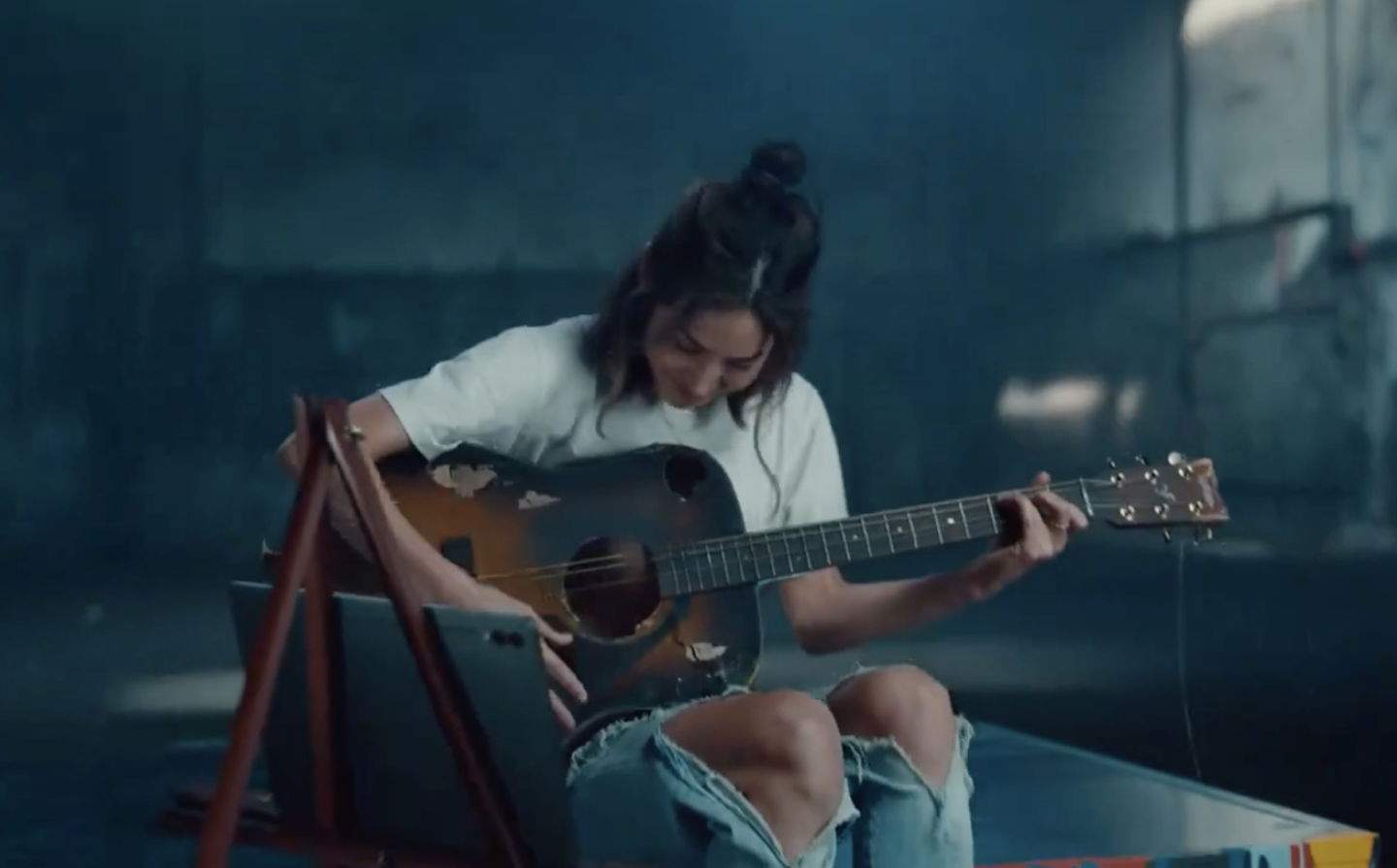 Samsung vuelve a tomarla con Apple en su último anuncio