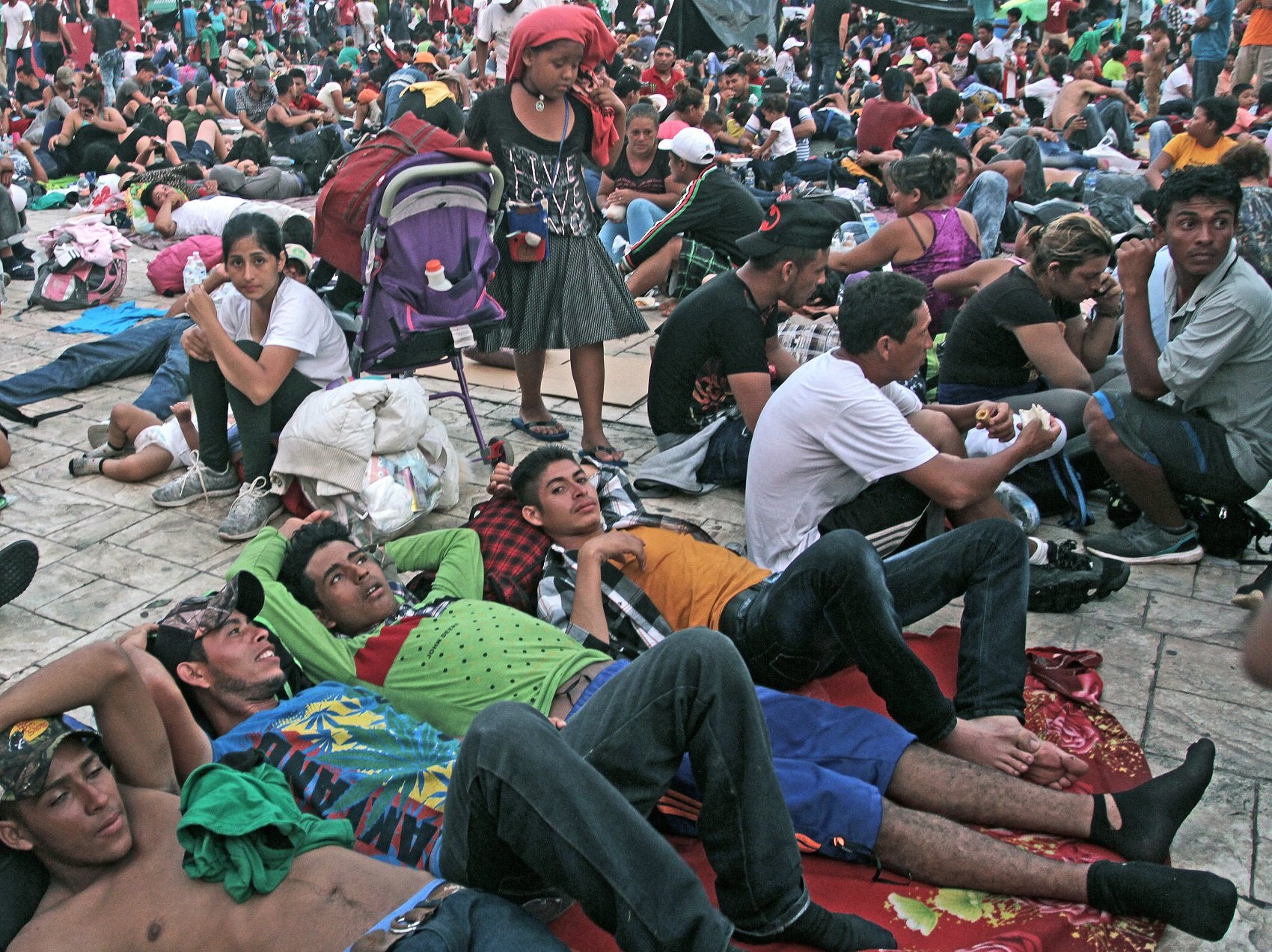 Miles de migrantes esperan en puente fronterizo la oportunidad de entrar a México