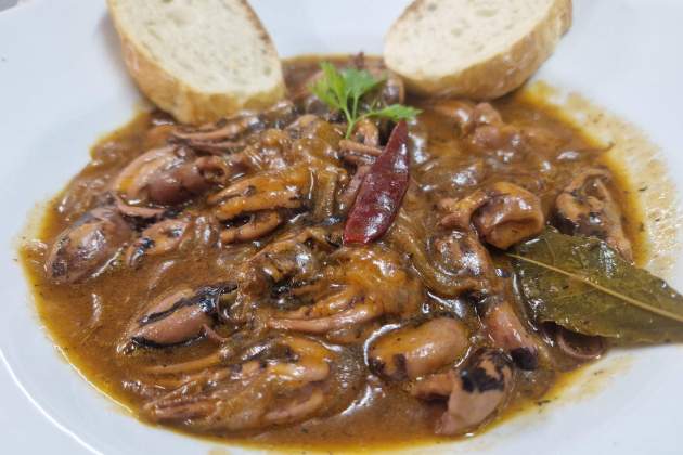 Pulpitos con salsa del Casal de Albagés. / Foto: Esmorzarsdeforquilla.cat
