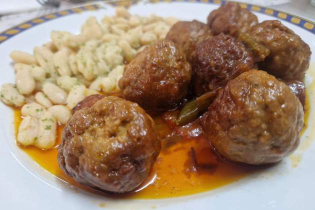 Albóndigas con judías blancas y aceite del Albagés del Casal de Albagés. / Foto: Esmorzarsdeforquilla.cat