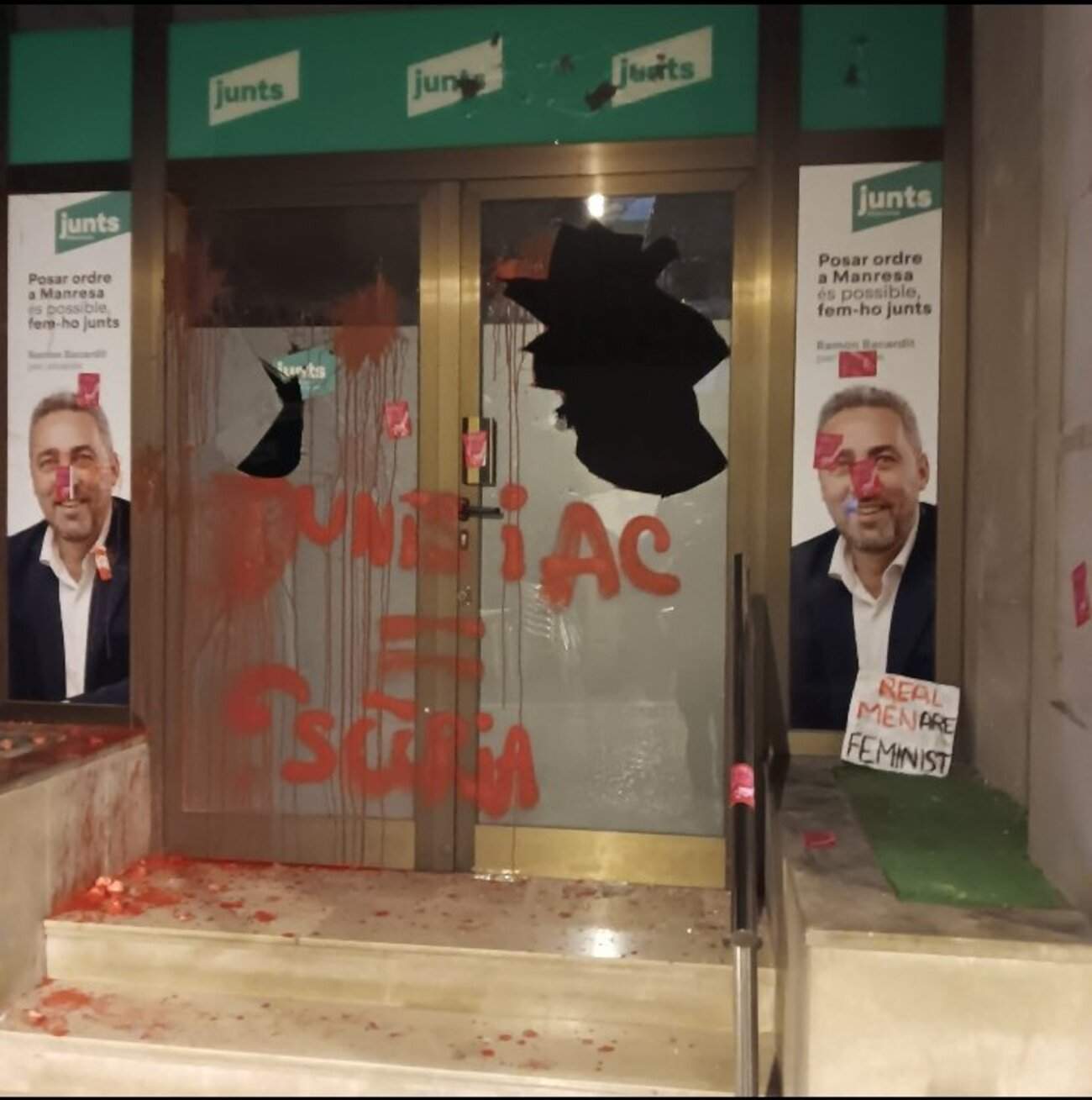 Vandalisme i destrosses a la seu de Junts a Manresa durant la manifestació del 8M