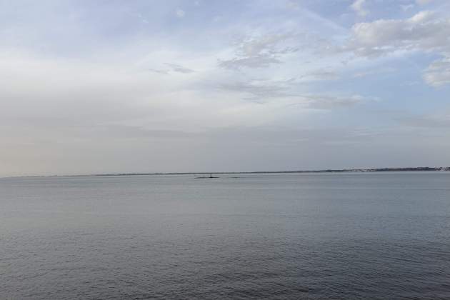 El far de La Galeona (Cadis) amb Rota al fons / Adrià Asbert