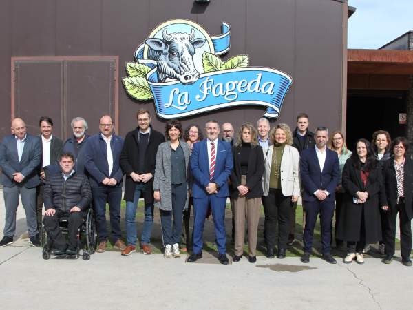 El conseller Sàmper amb l'equip directiu de La Fageda i alguns dels seus col·laboradors.