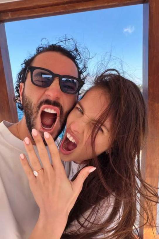 Thylane Blondeau, feliç i orgullosa amb el seu anell de promesa i la seva parella IG3