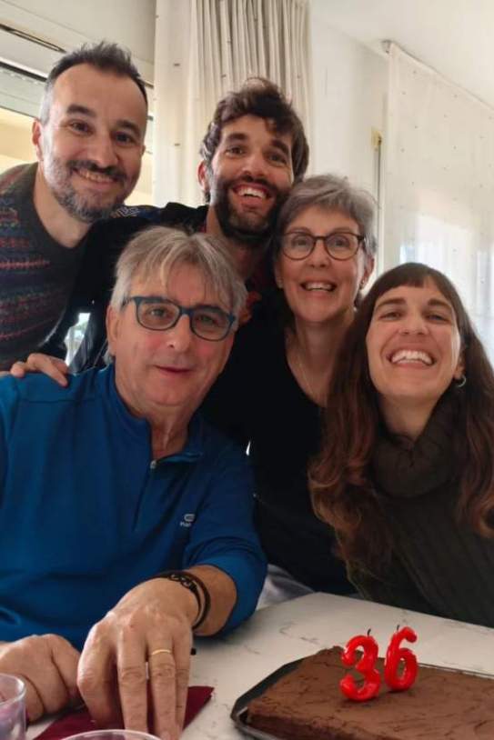 La Neus Rossell, celebrant el seu aniversari amb el Jair Domínguez i la seva família IG