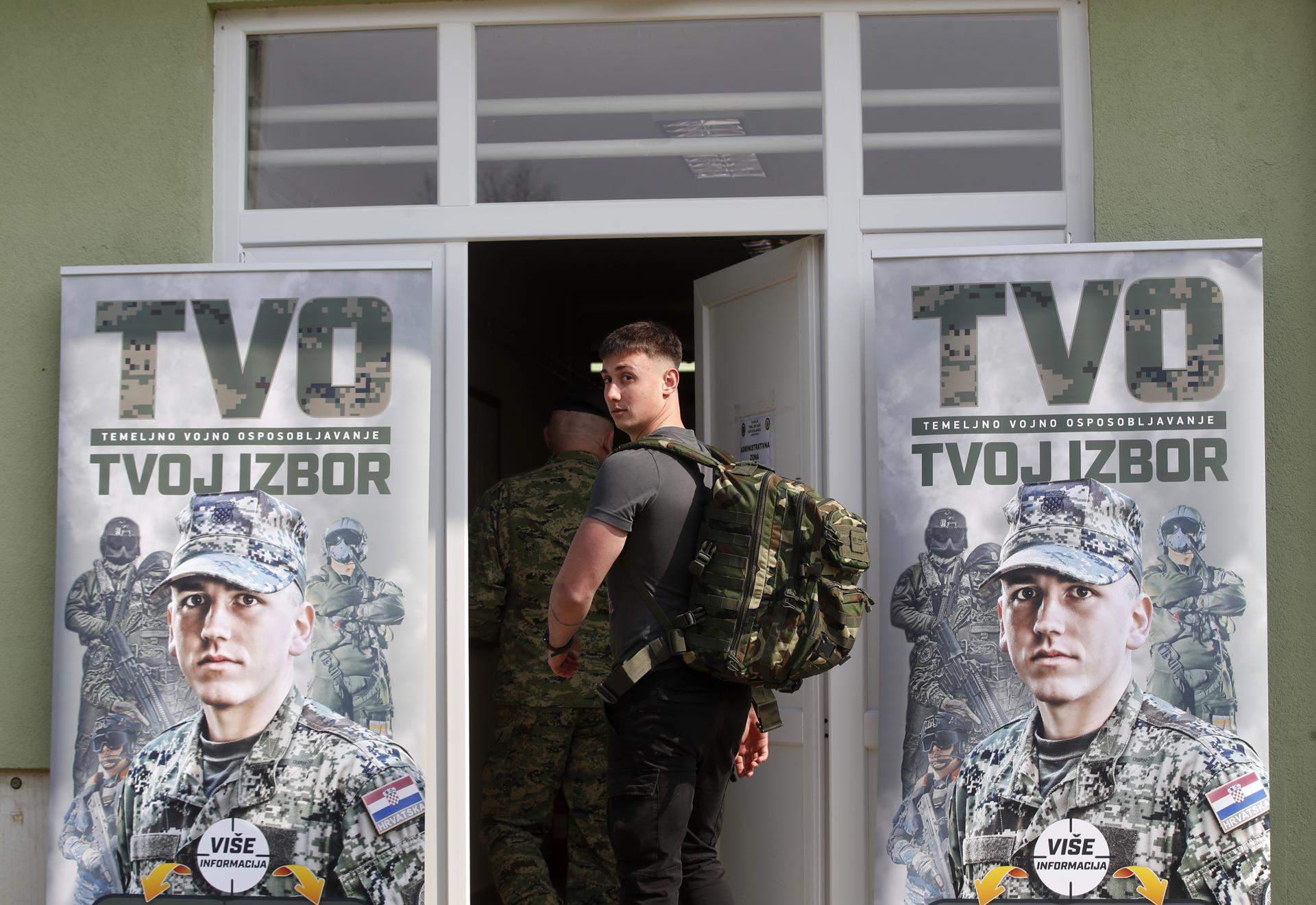 Croàcia recupera el servei militar: centenars de joves fan cua per allistar-se