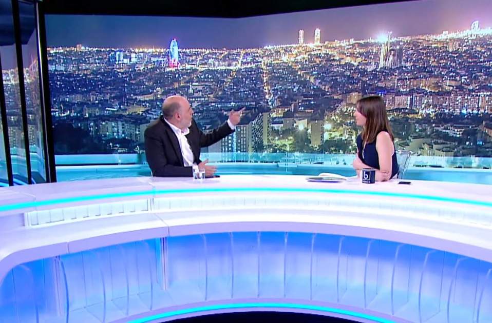 Basté mira una imagen nocturna de Barcelona, betevé