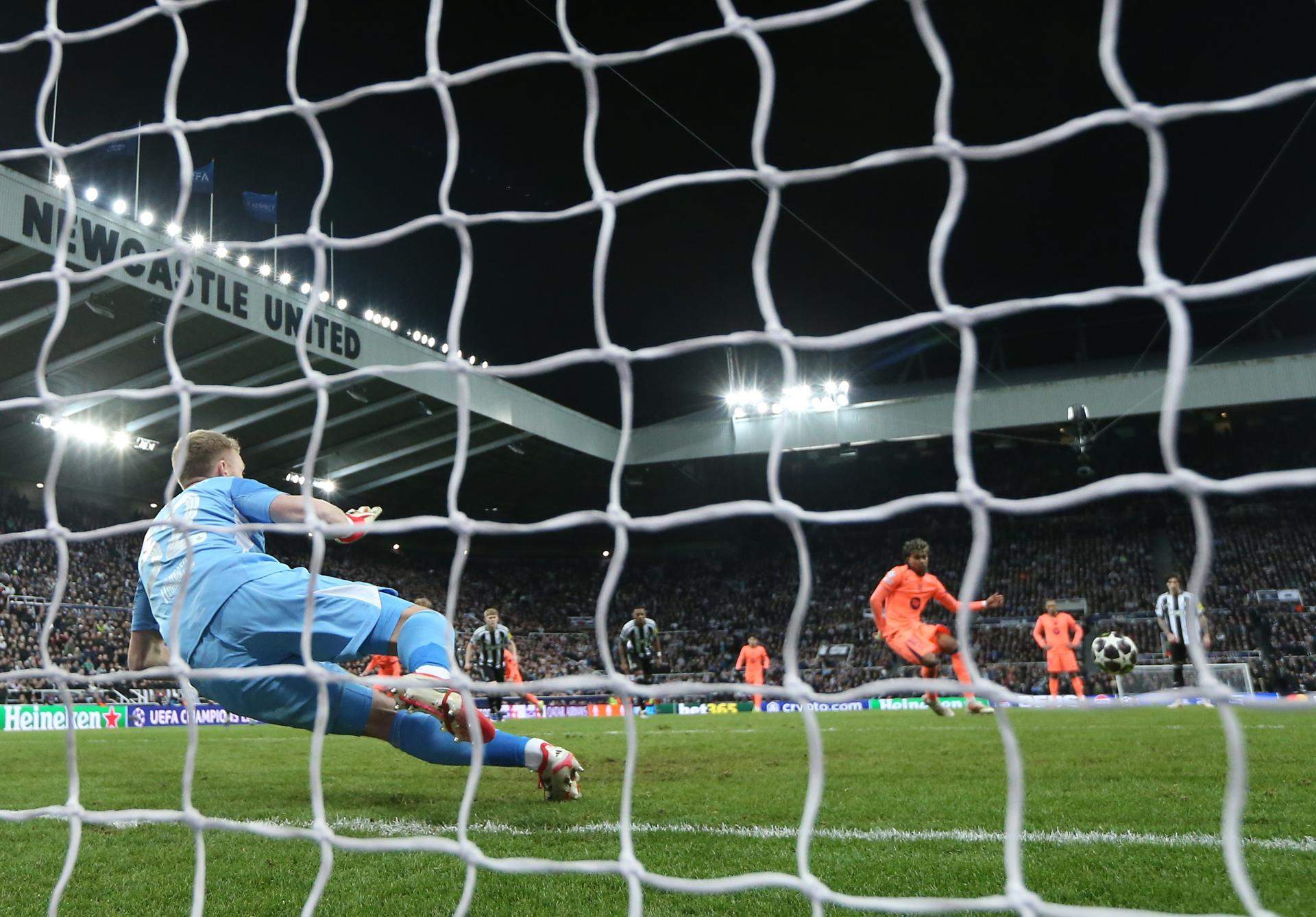 Un Barça muy espeso logra un empate de oro en Newcastle (1-1) gracias a un gol de penalti en el descuento