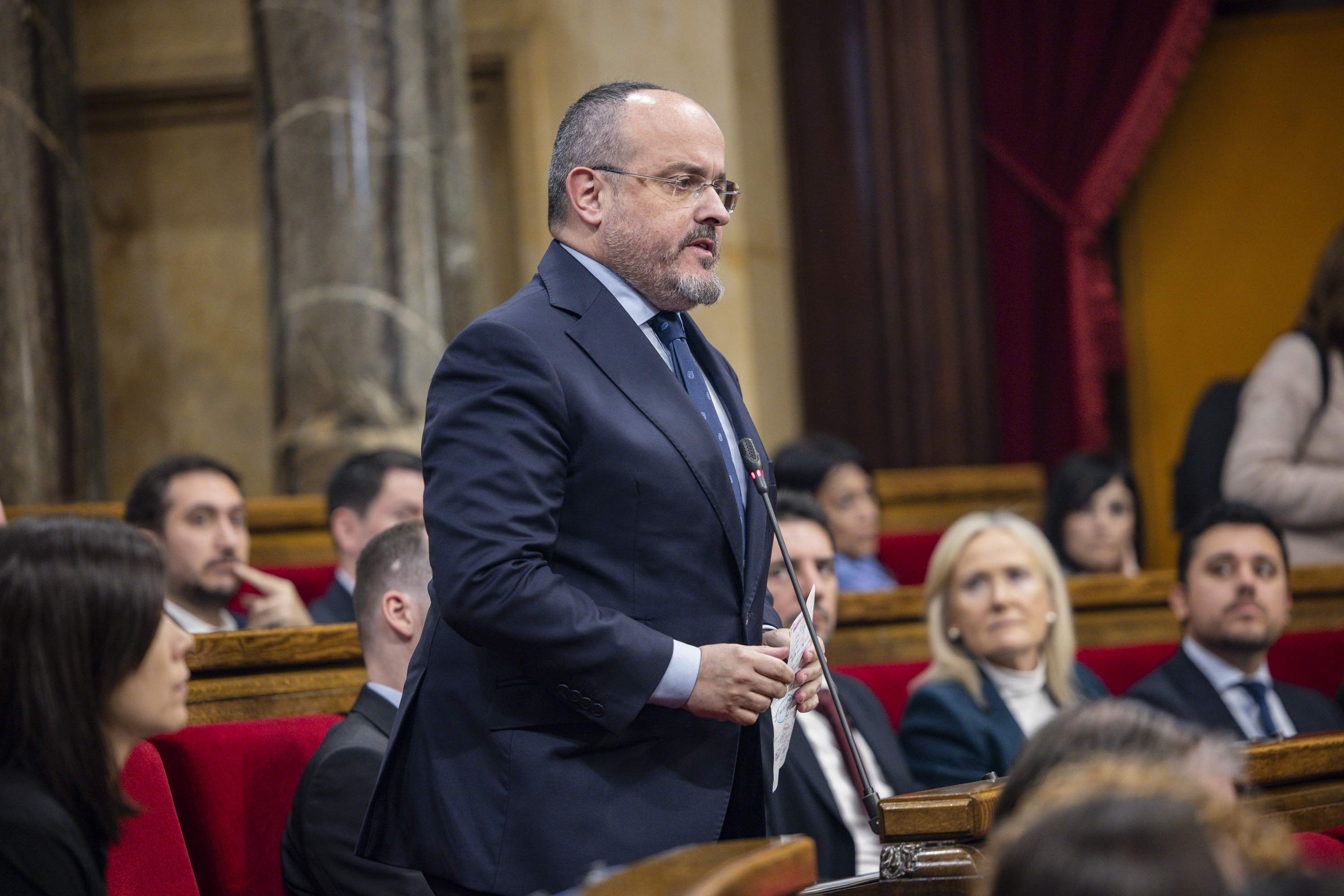 El PP i Vox apunten a Illa: li demanen explicacions per les relacions amb la Xina i Huawei