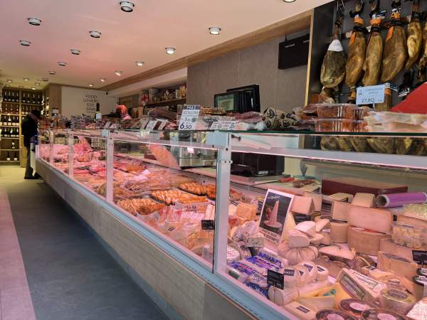 El último establecimiento de MAS Food Lovers, en Sant Ramon Nonat, en el barrio de Les Corts de Barcelona El último establecimiento de MAS Food Lovers, en Sant Ramon Nonat, en el barrio de Les Corts de Barcelona