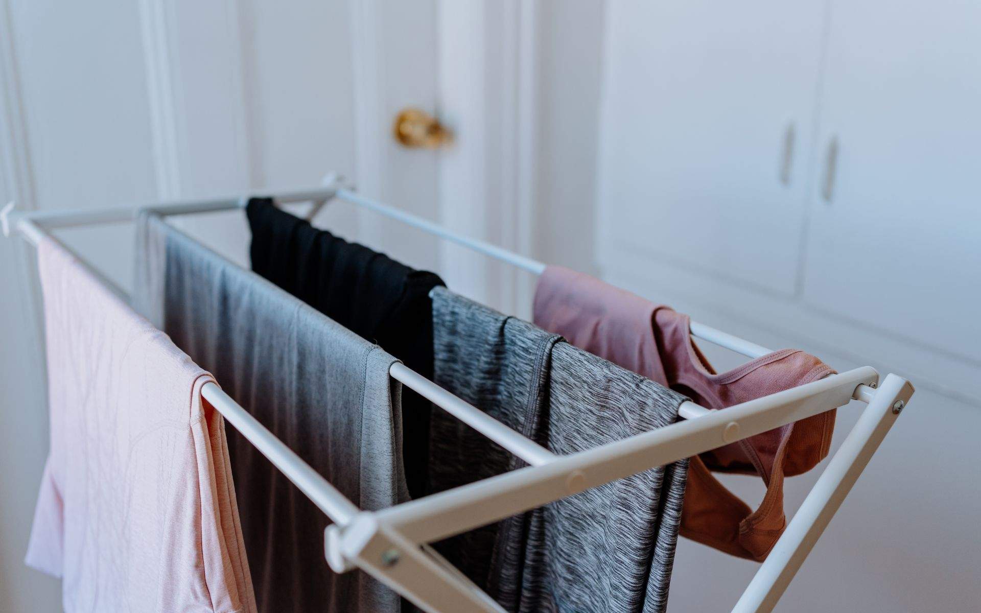 El truc noruec per eixugar la roba sense assecadora: només necessites una tovalla seca i una superfície plana