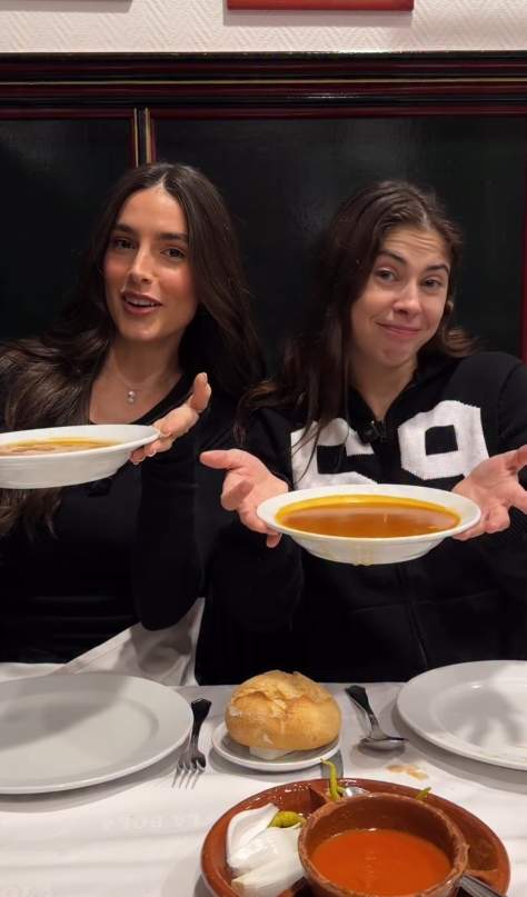 Gemma Pinto y Clara Griffiths comiendo un 'cocido' madrileño / Instagram
