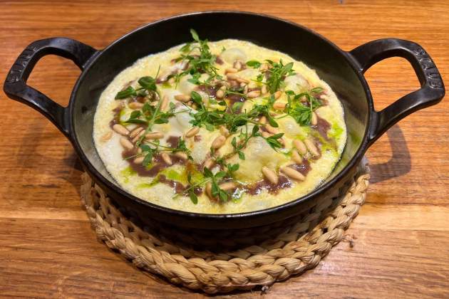 Tortilla de piñones del restaurante Dos Pebrots. / Foto: Rosa Molinero Trias