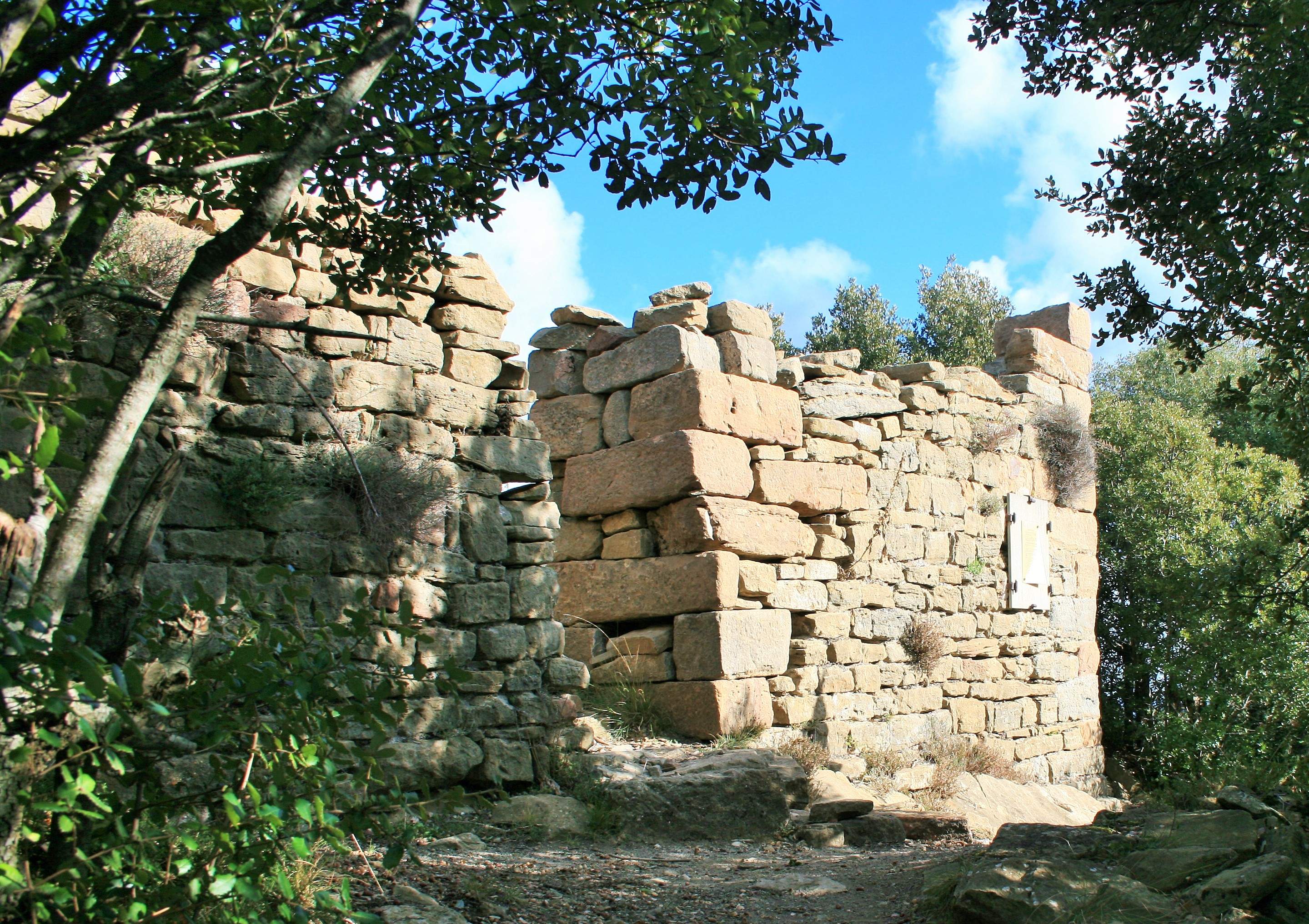La ruta volcánica de Catalunya que esconde un castillo con vistas espectaculares