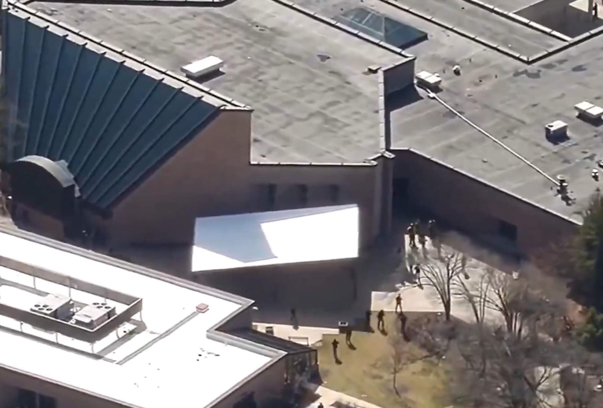 Muere en un tiroteo un hombre después de estrellar su vehículo contra una sinagoga en Michigan