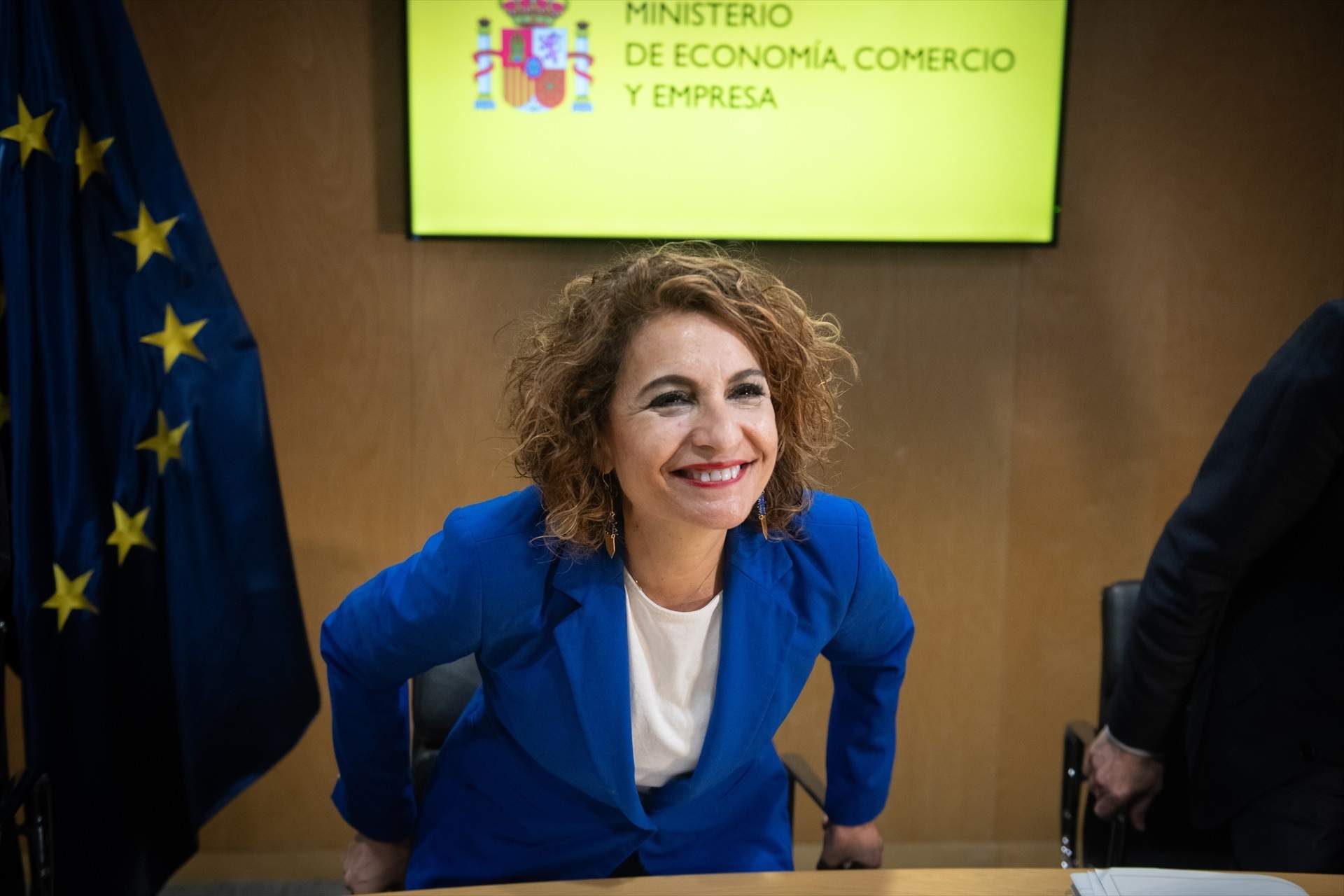 Montero abandona un AVE averiado y llega a Sevilla en coche mientras los pasajeros esperan en la estación