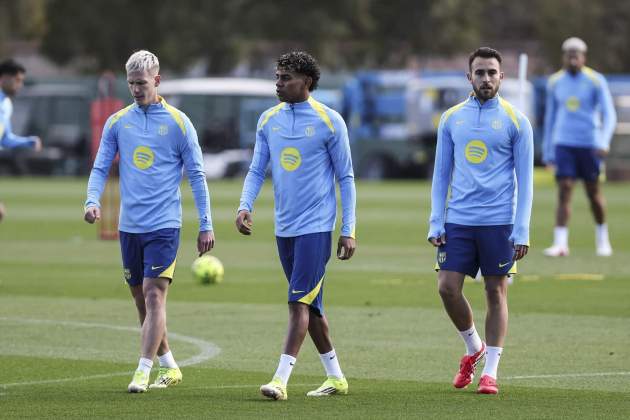 EuropaPress 7295518 dani olmo lamine yamal and eric garcia during the training day of fc EuropaPress 7295518 dani olmo lamine yamal and eric garcia during the training day of fc