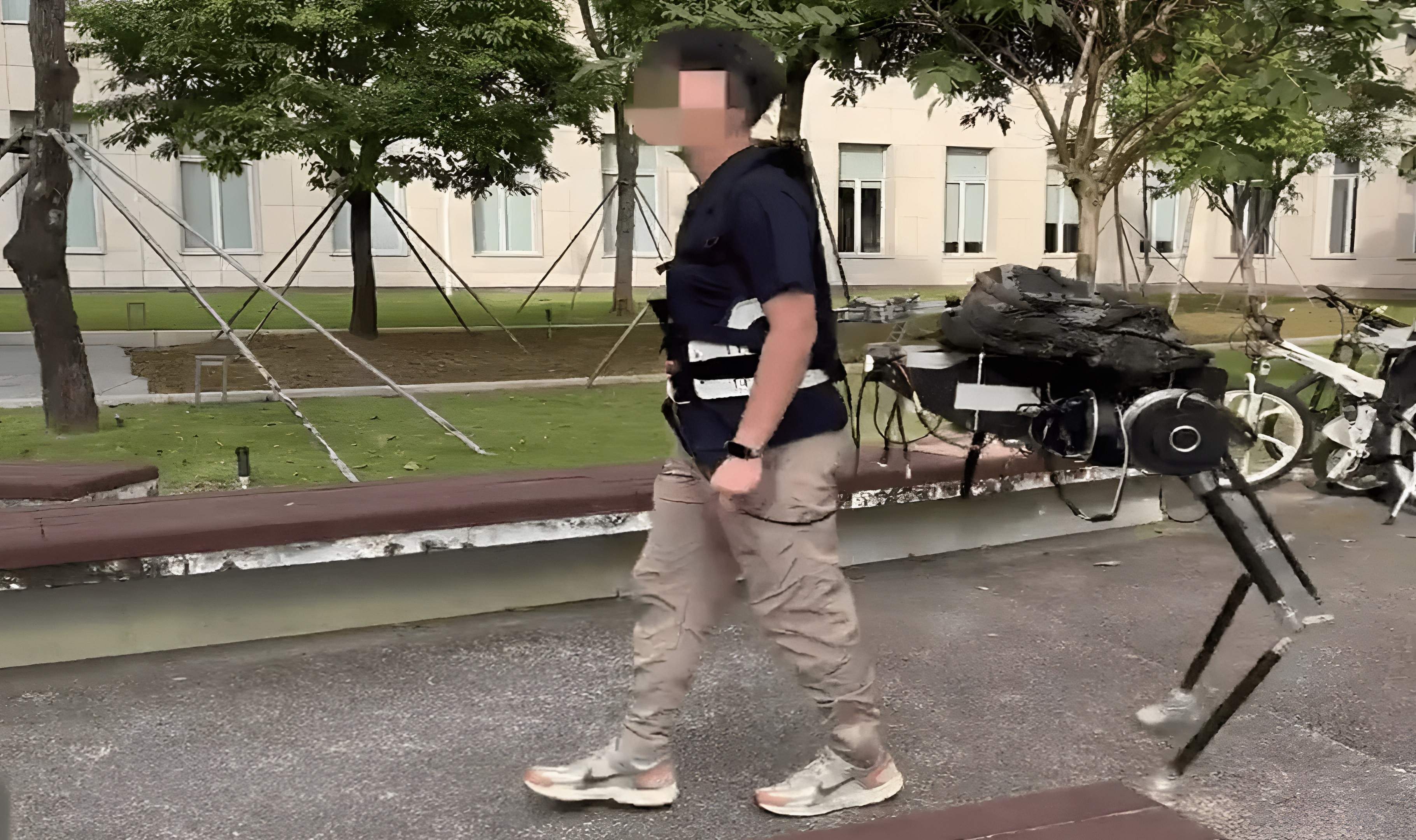 Este robot chino te persigue y te convierte en centauro, y es tan perturbador como suena