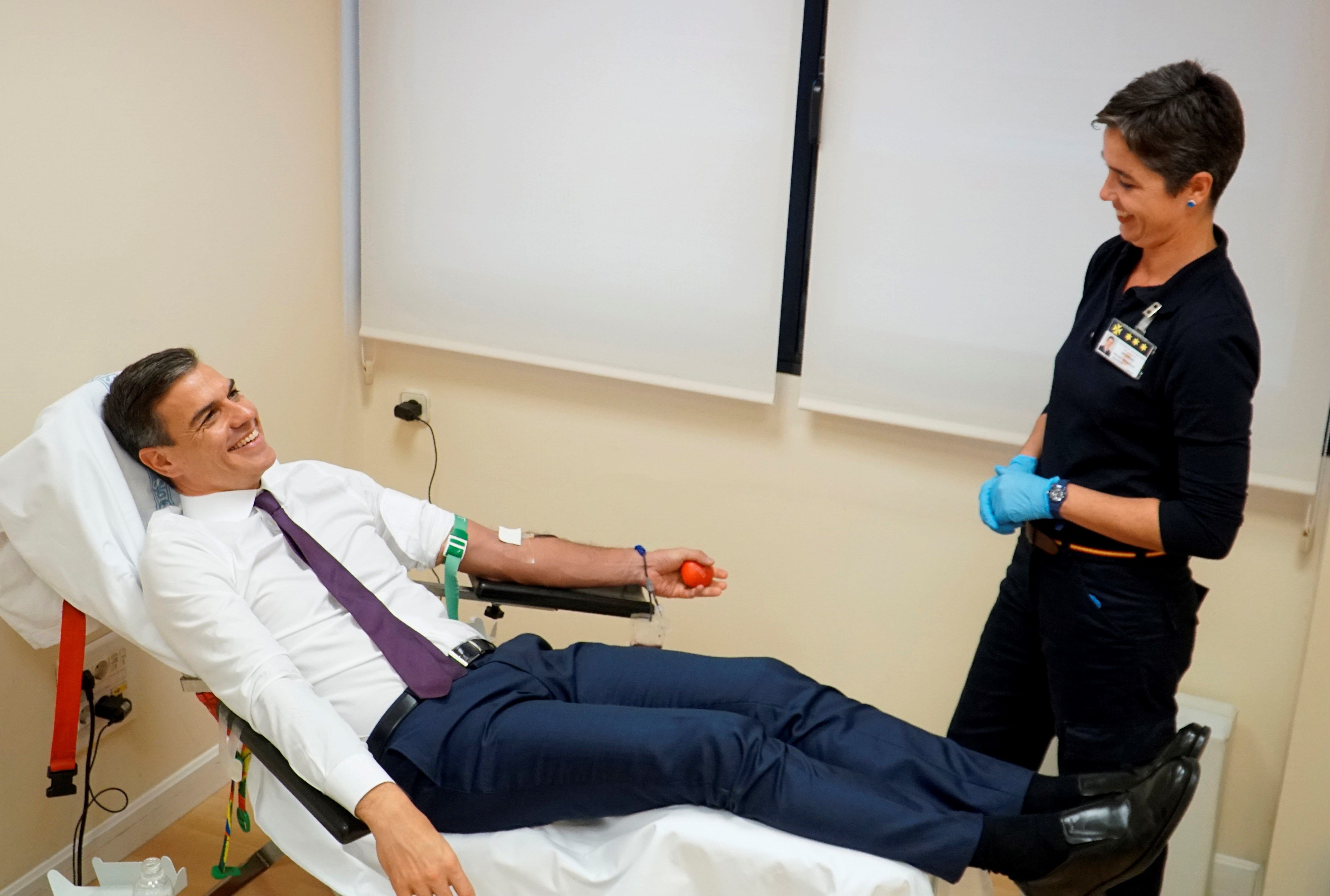 El PP critica Sánchez per donar sang després de visitar un país tropical