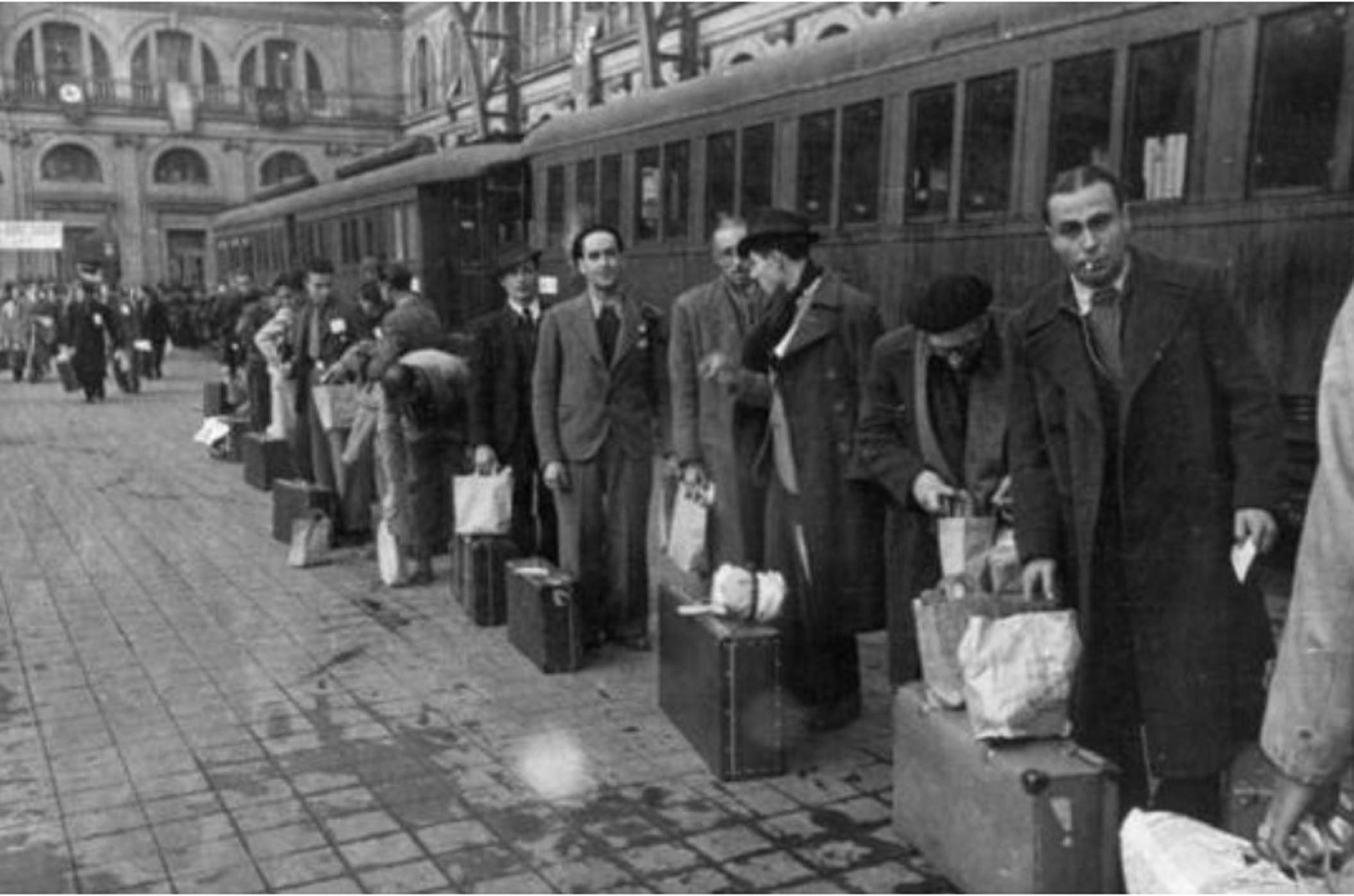 Barcelona. Estación de Francia. Llegada de un tren con inmigrantes del sur peninsular (1960). Fuente Instituto de Historia de Barcelona