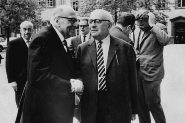 Horkheimer y Adorno en primera fila. Detrás, el primero a la derecha, Habermas / Jeremy J. Shapiro