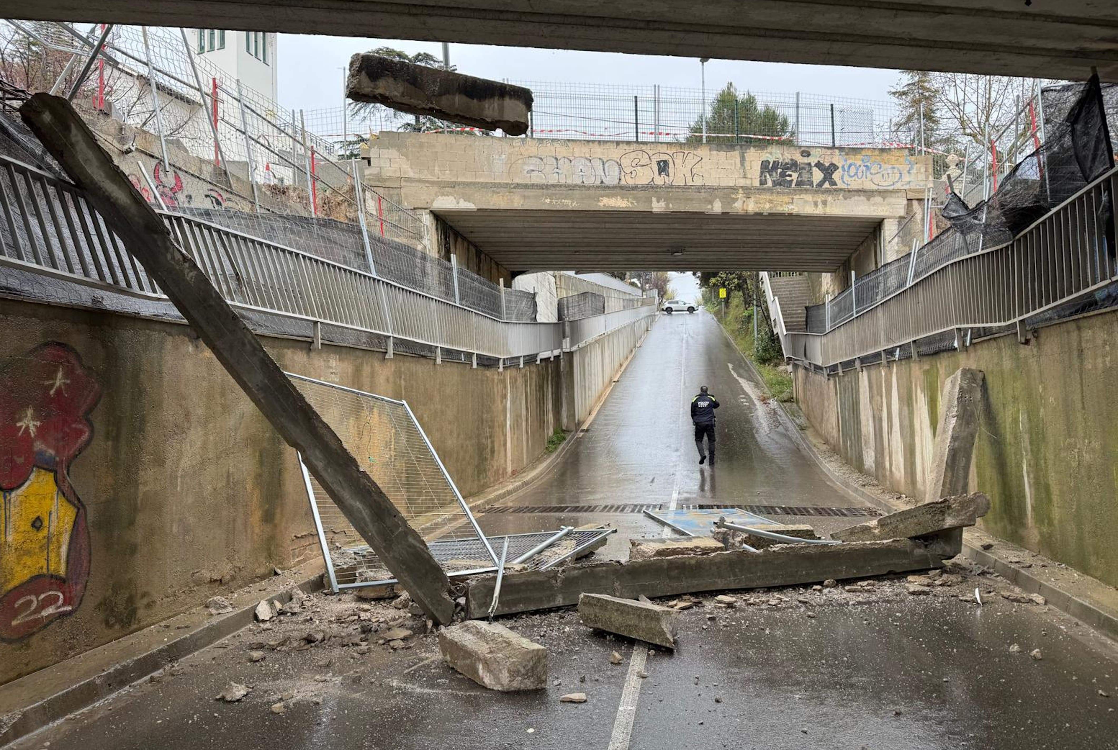 Se derrumba parte de un puente de La Garriga afectado por las obras de la R3