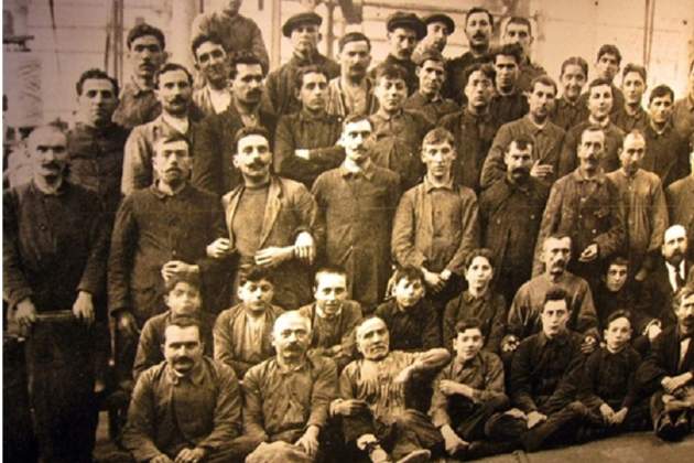 Grup d'obrers catalans (finals del segle XIX). Font: Arxiu Històric de Barcelona Grup d'obrers catalans (finals del segle XIX). Font: Arxiu Històric de Barcelona