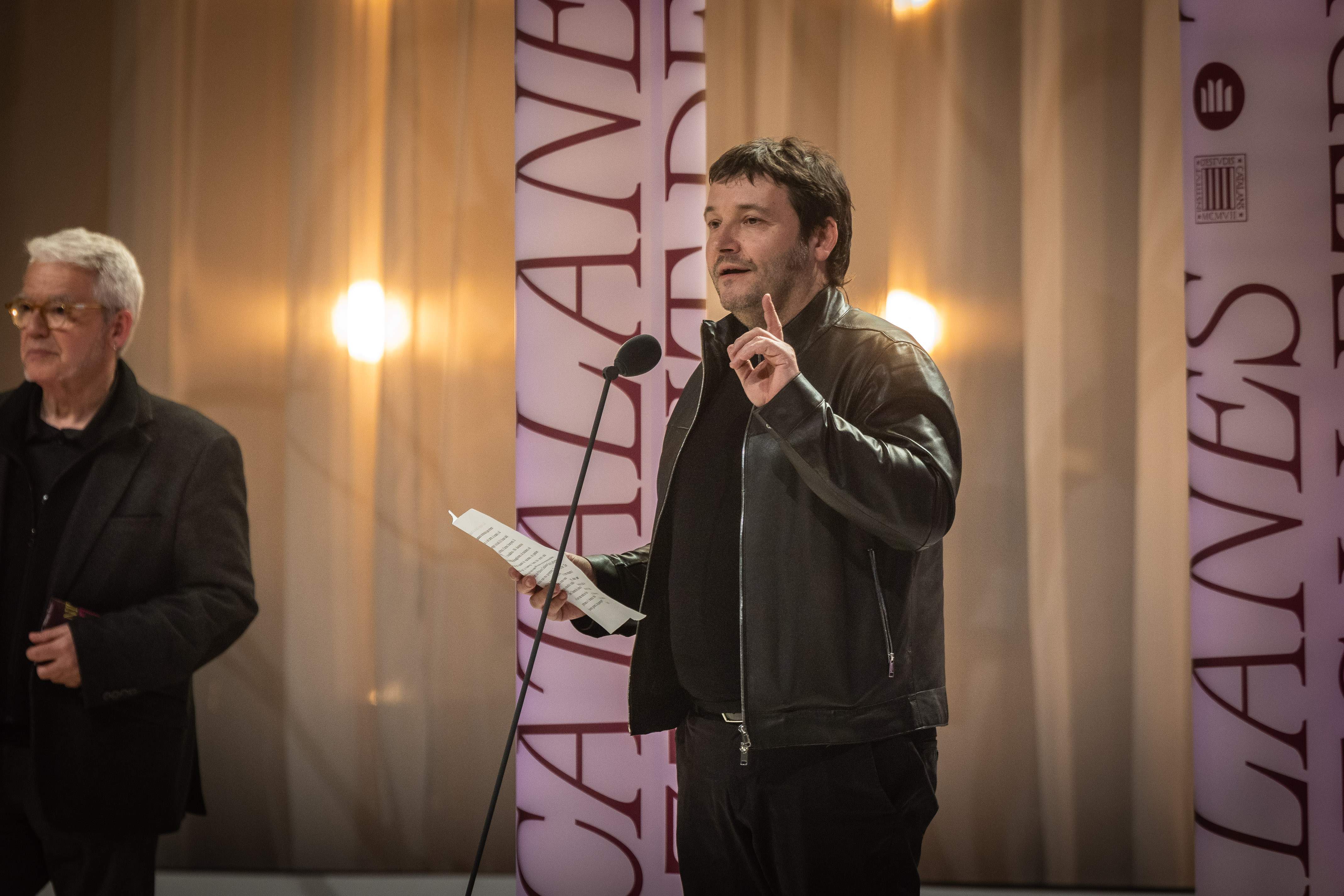 El guanyador del Sant Jordi explota en defensa del català: "Porucs, mesells i traïdors"