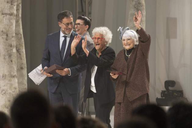 Roser Capdevila y Pilarín Bayés con los presentadores de la gala / EFE/Marta Pérez Roser Capdevila y Pilarín Bayés con los presentadores de la gala / EFE/Marta Pérez