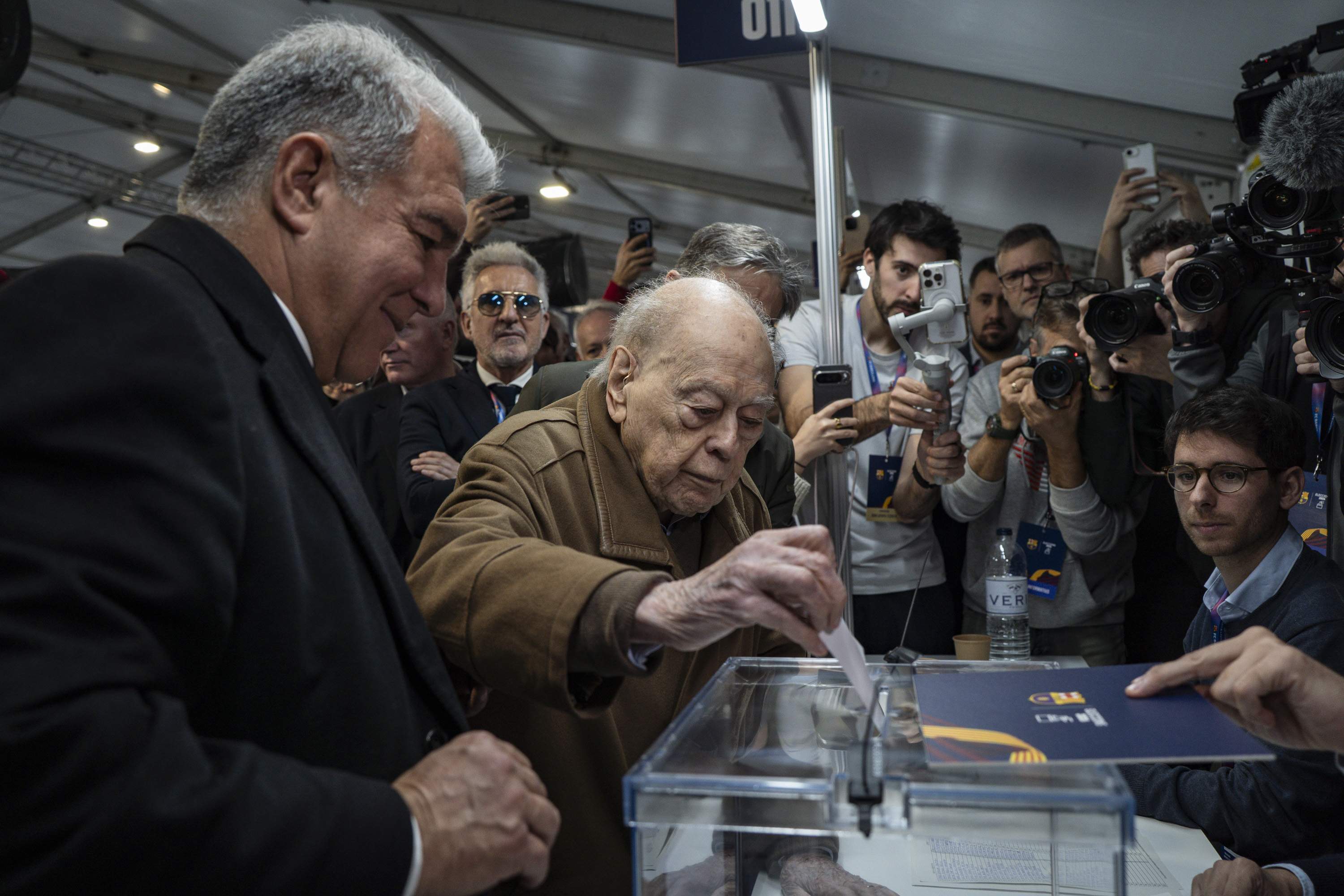 El president Jordi Pujol vota a les eleccions a la presidència del FCBarcelona, acompanyat pel candidat Joan Laporta / Carlos Baglietto