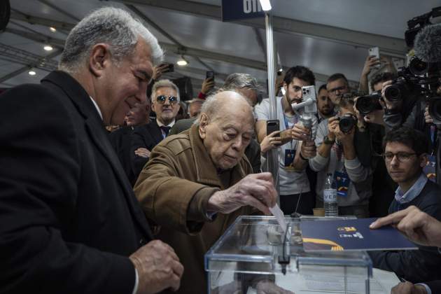 El presidente Jordi Pujol vota en las elecciones a la presidencia del FCBarcelona, acompañado por el candidato Joan Laporta / Carlos Baglietto El presidente Jordi Pujol vota en las elecciones a la presidencia del FCBarcelona, acompañado por el candidato Joan Laporta / Carlos Baglietto