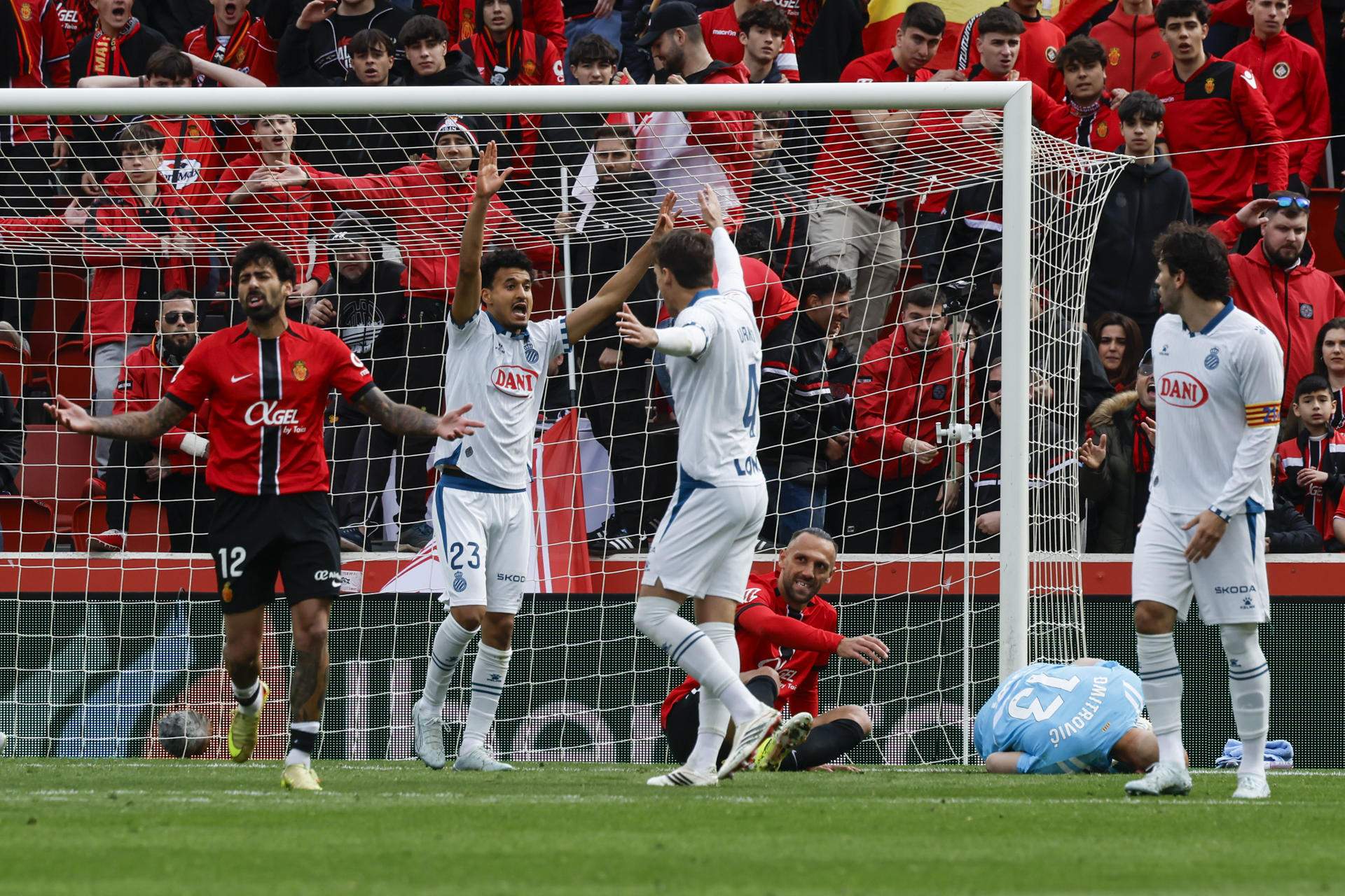 L'Espanyol es desfà contra el Mallorca amb polèmica (2-1) i allarga el seu malson