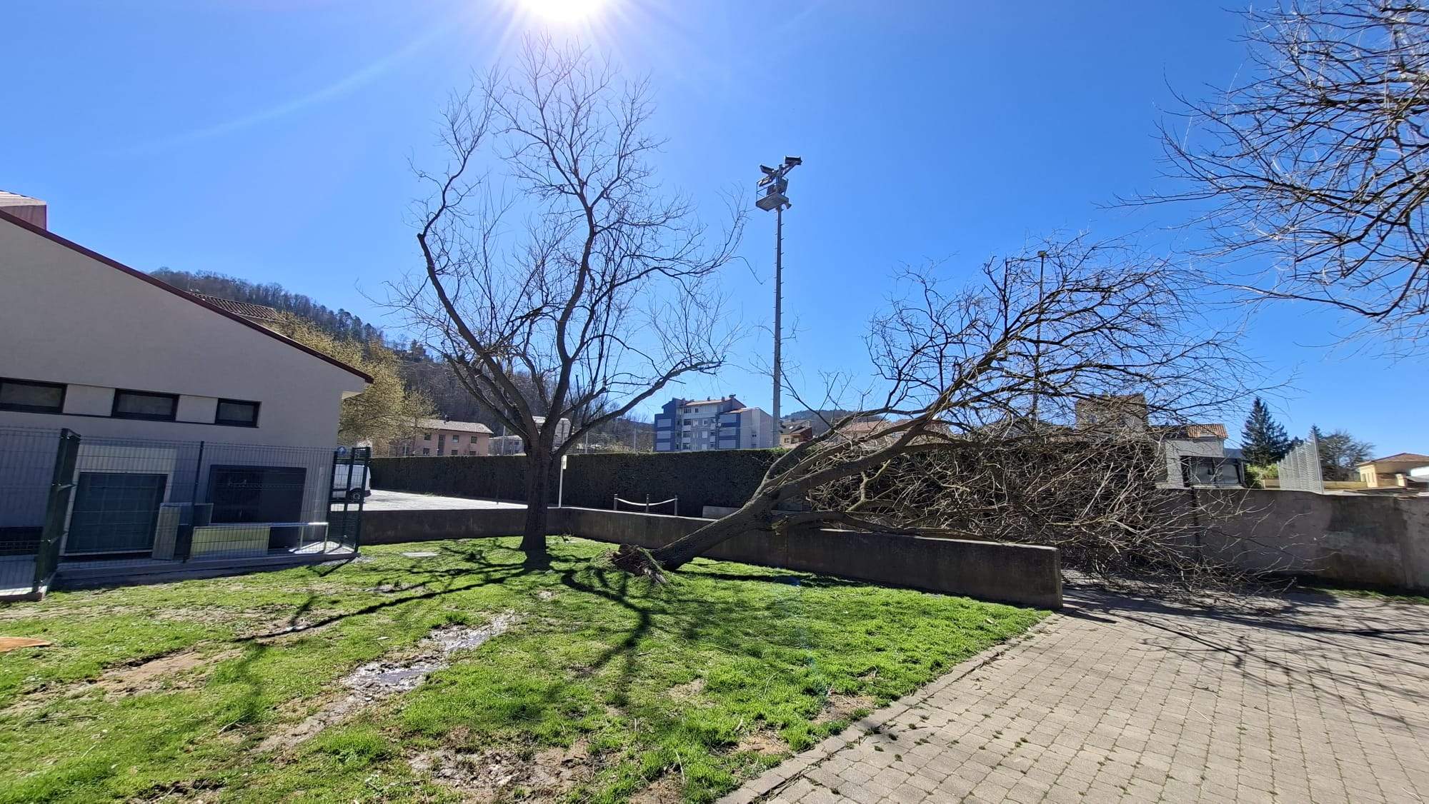 Més de 5.000 clients sense llum a les comarques gironines per les fortes ratxes de vent