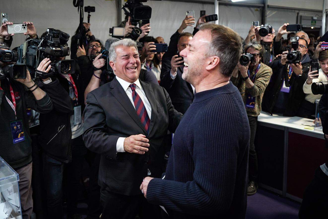 Flick y la plantilla del Barça escenifican su apoyo a Laporta en las elecciones