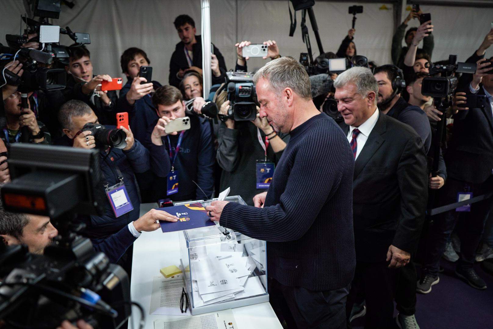 Hansi Flick vota con Laporta en las elecciones del Barça / Foto: EFE Hansi Flick vota con Laporta en las elecciones del Barça / Foto: EFE