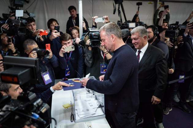 Hansi Flick vota con Laporta en las elecciones del Barça / Foto: Carlos Baglietto