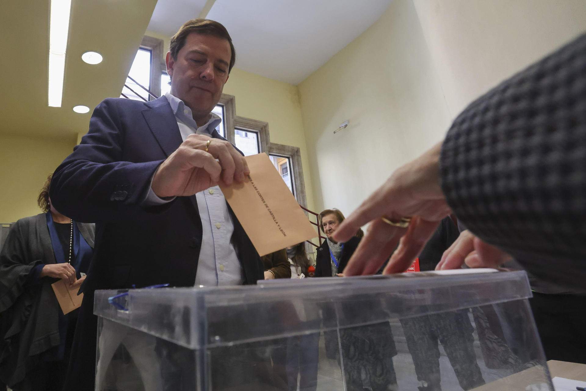 El PP guanya, el PSOE queda segon i Vox puja a Castella i Lleó, segons els sondejos