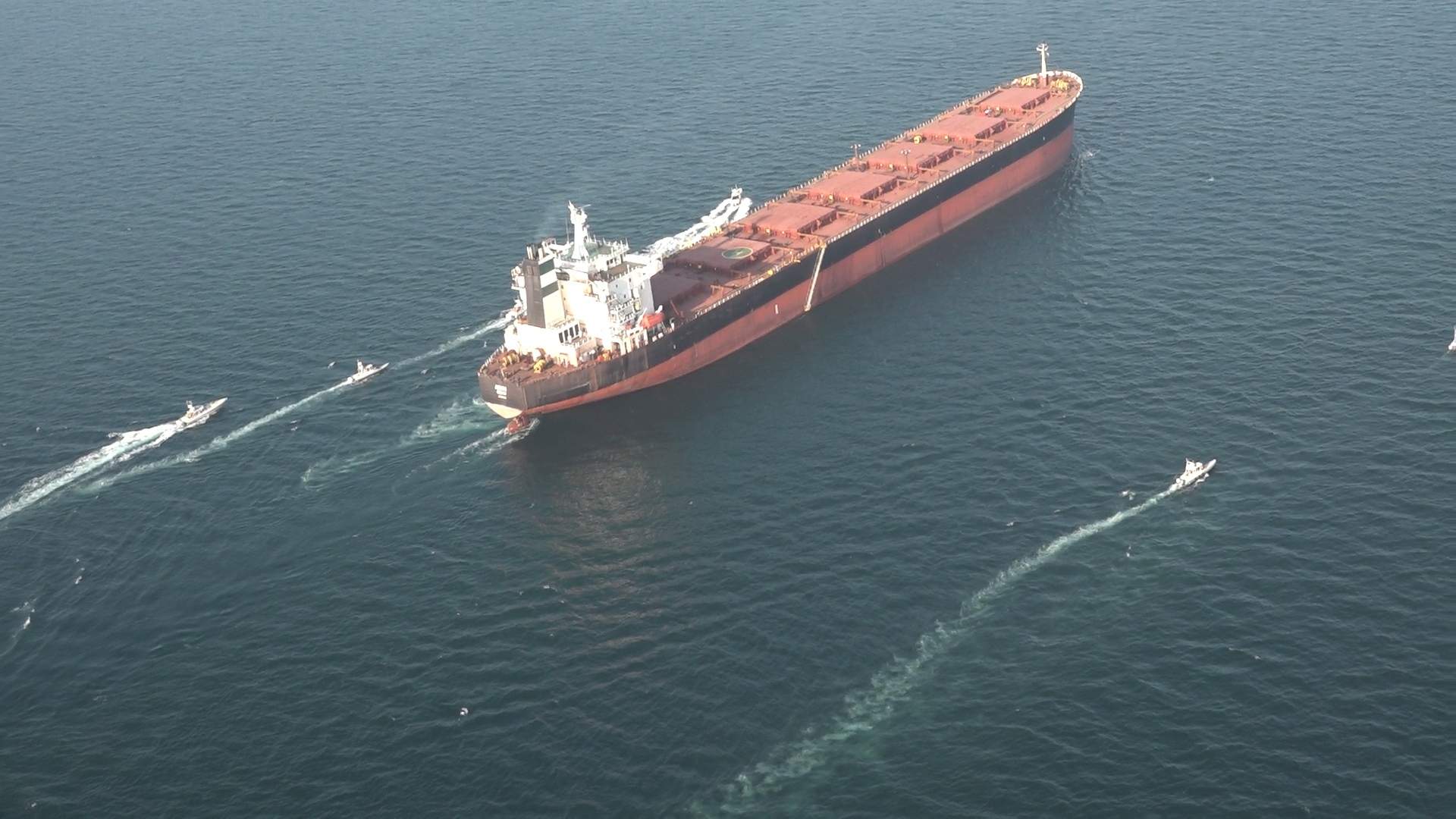 Irán amenaza con impedir el comercio en la región si Estados Unidos continúa bloqueando Ormuz