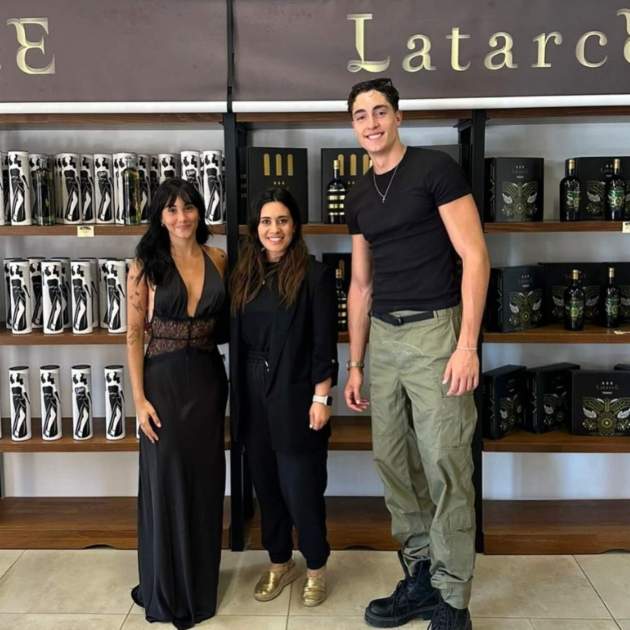 Aitana y Plex en el restaurante Bodega Laterce de Toro, el pueblo del youtuber Instagram